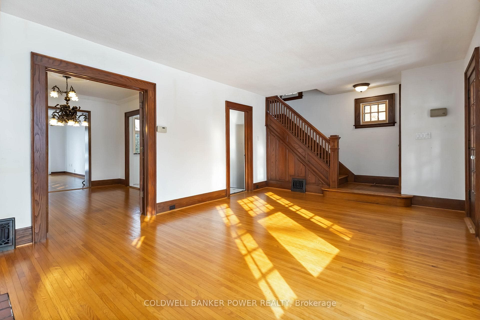 402 Victoria Street photo 9