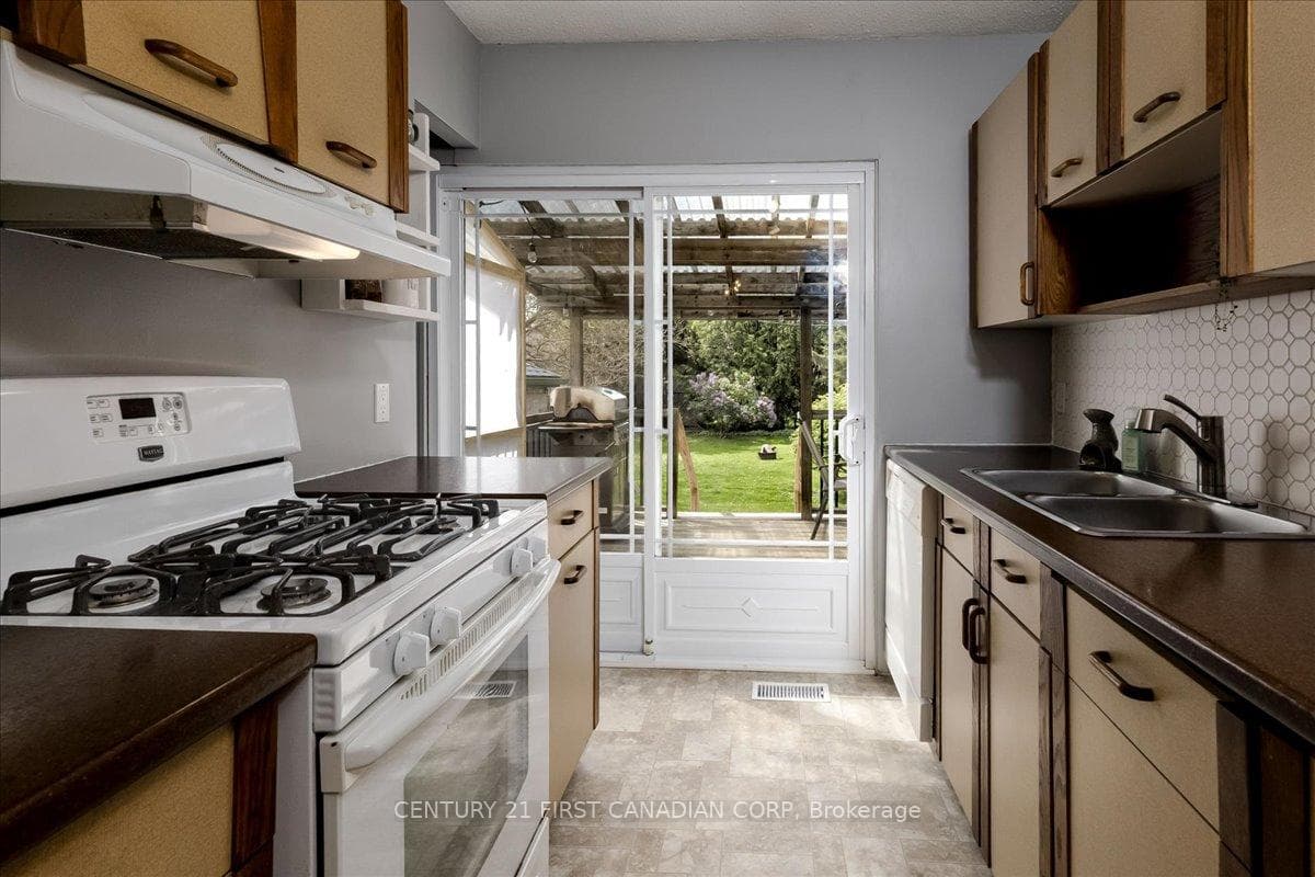 747 Whetter Avenue photo 12