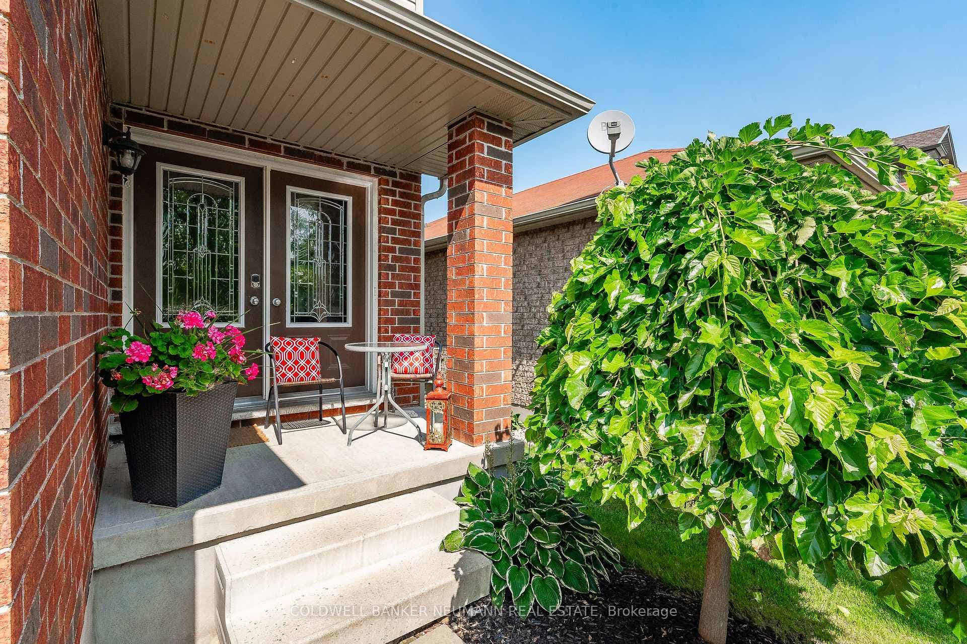 125 Clough Crescent photo 2