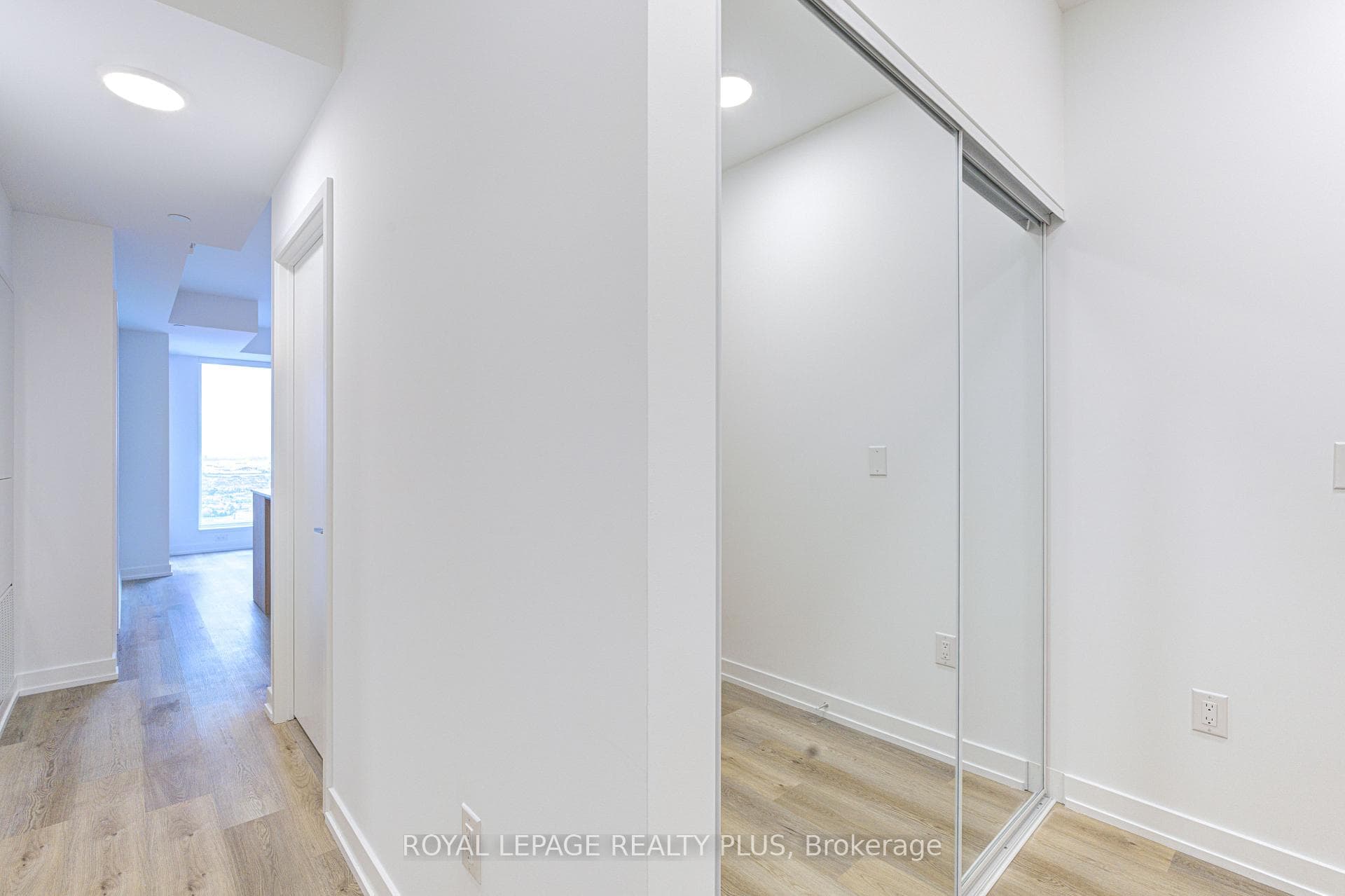 395 square one Drive Unit 3202 photo 10