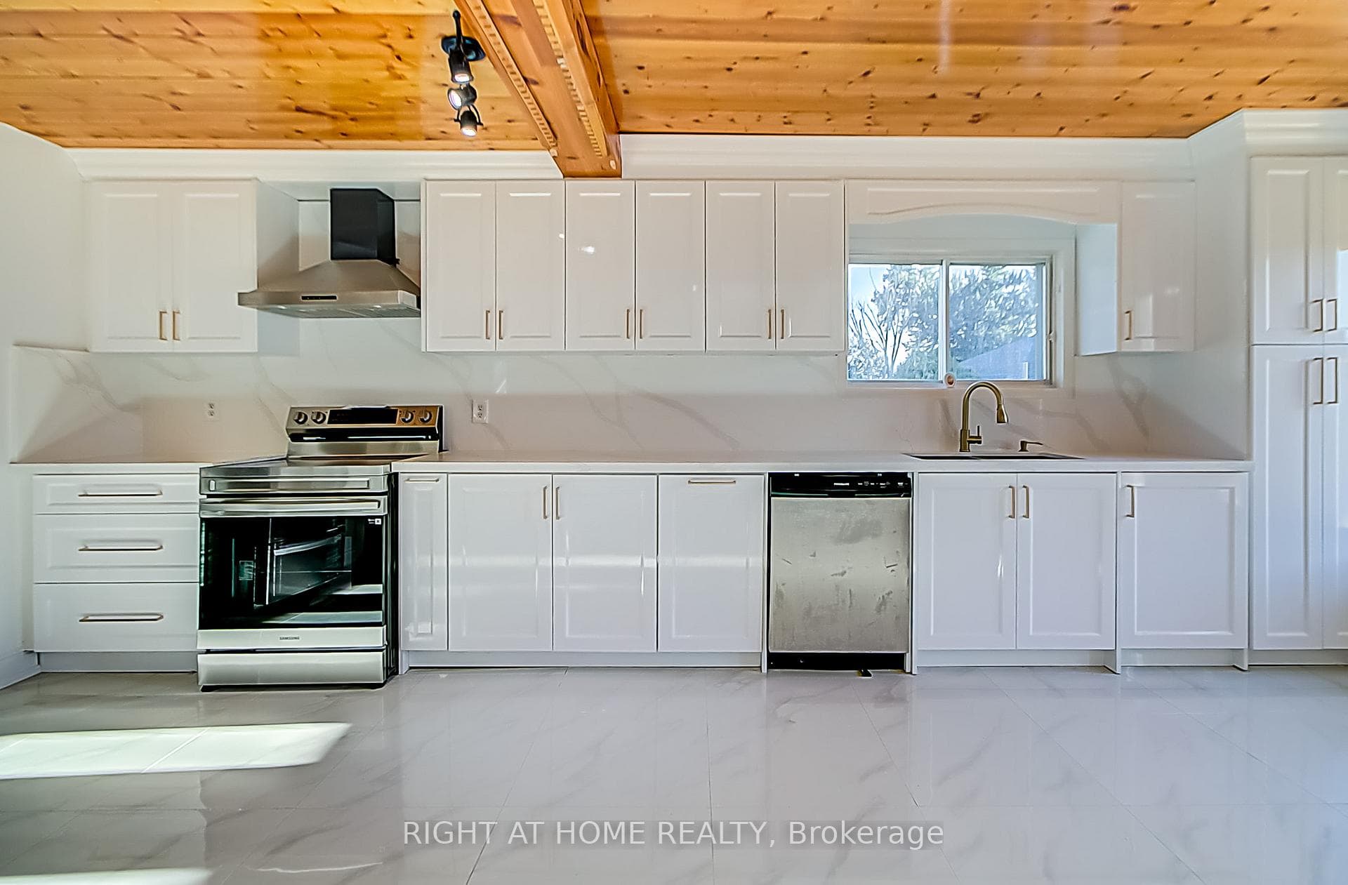 72 Thickson Road photo 15
