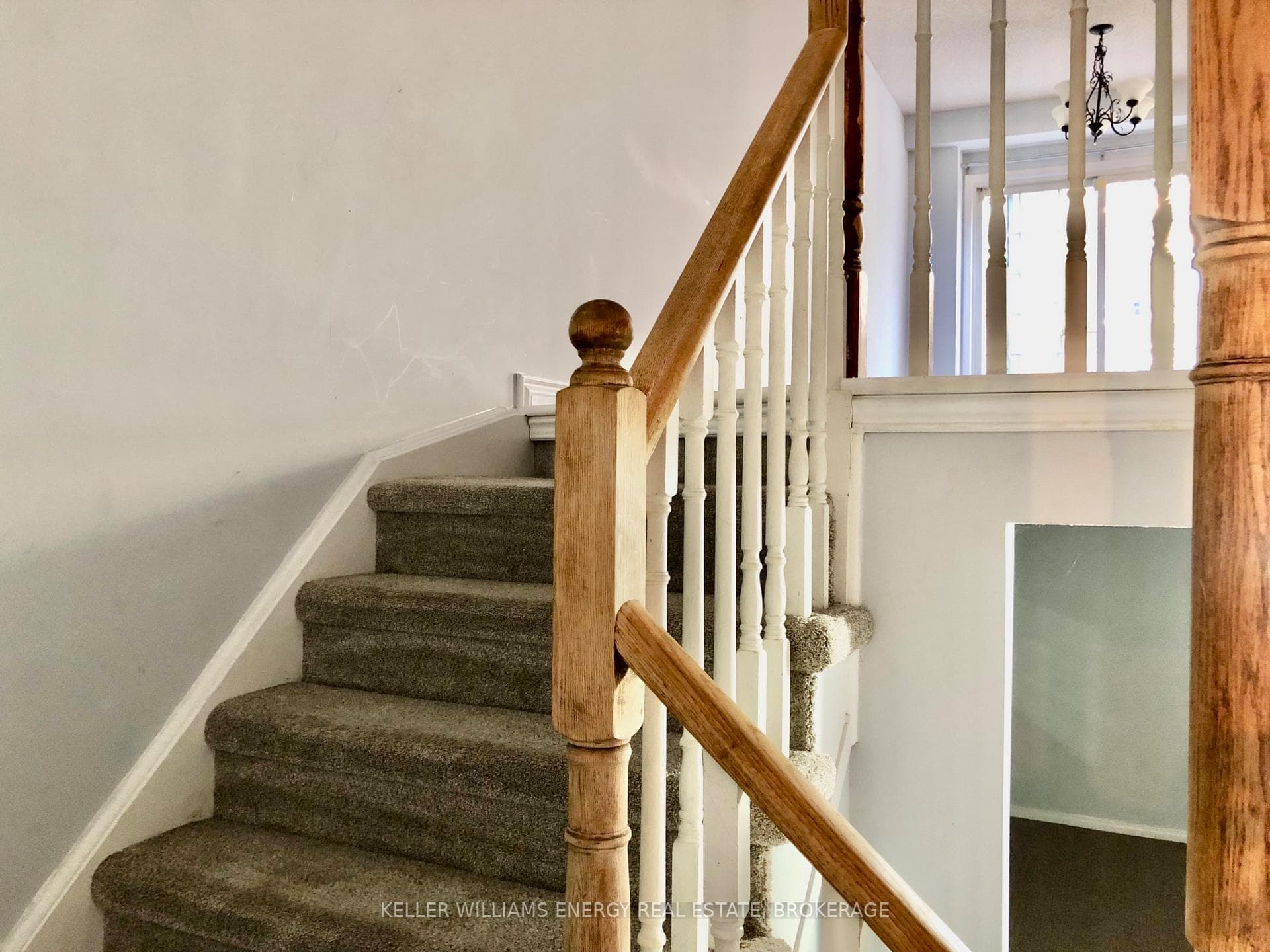 129 Stokely Crescent photo 8