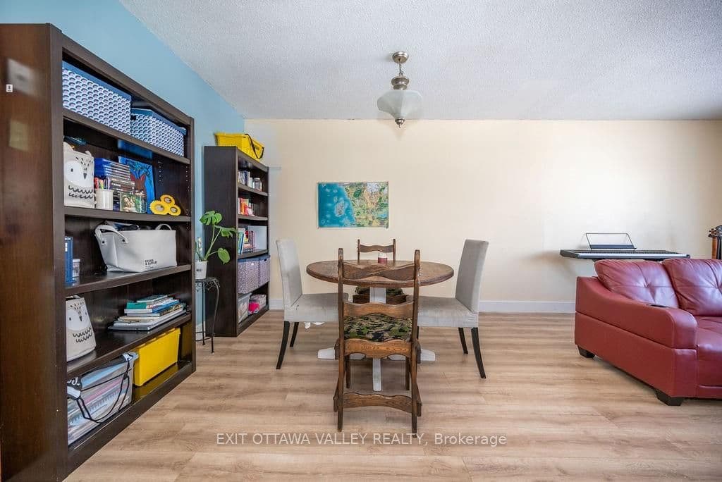 233 AIRTH Boulevard photo 6
