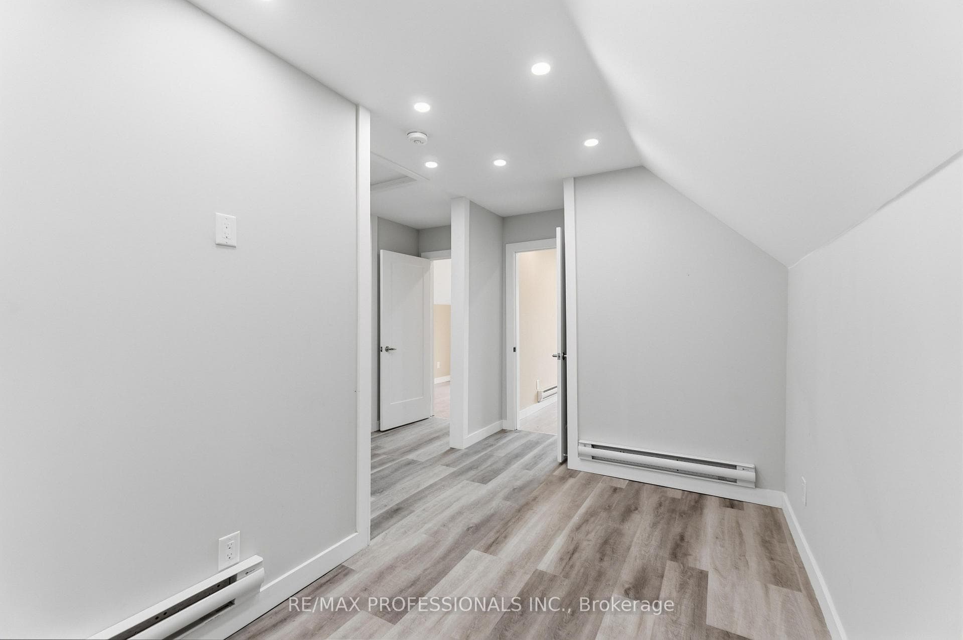 759 Barton Street photo 23