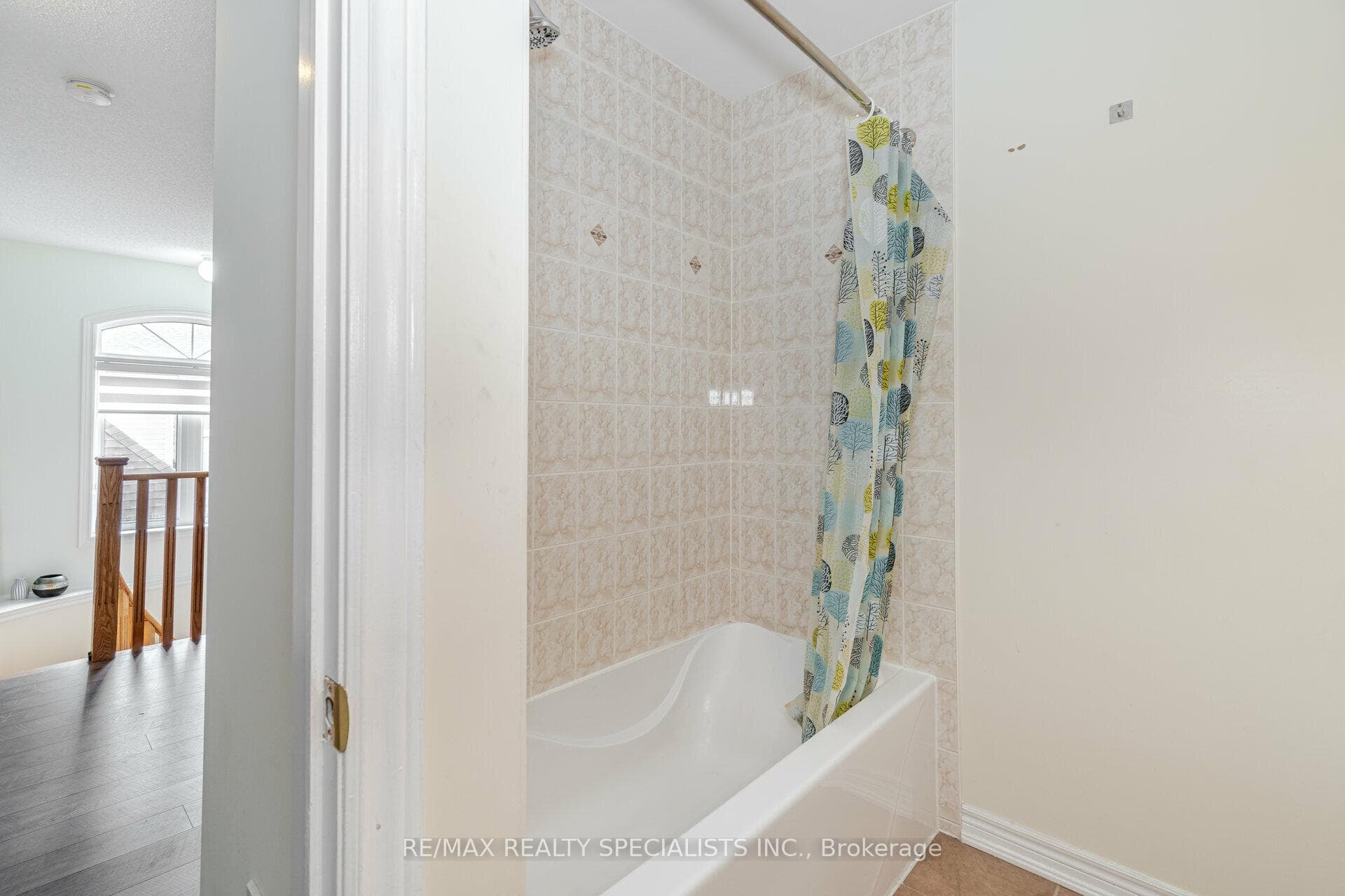 342 GIDDINGS Crescent photo 30