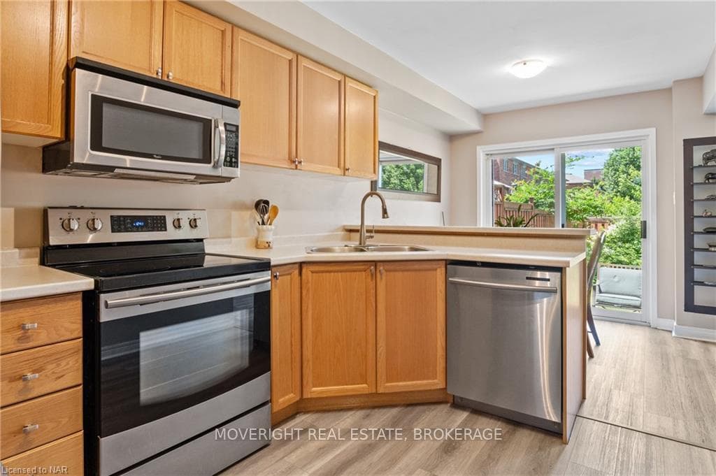 22 ROBINSON Street photo 6