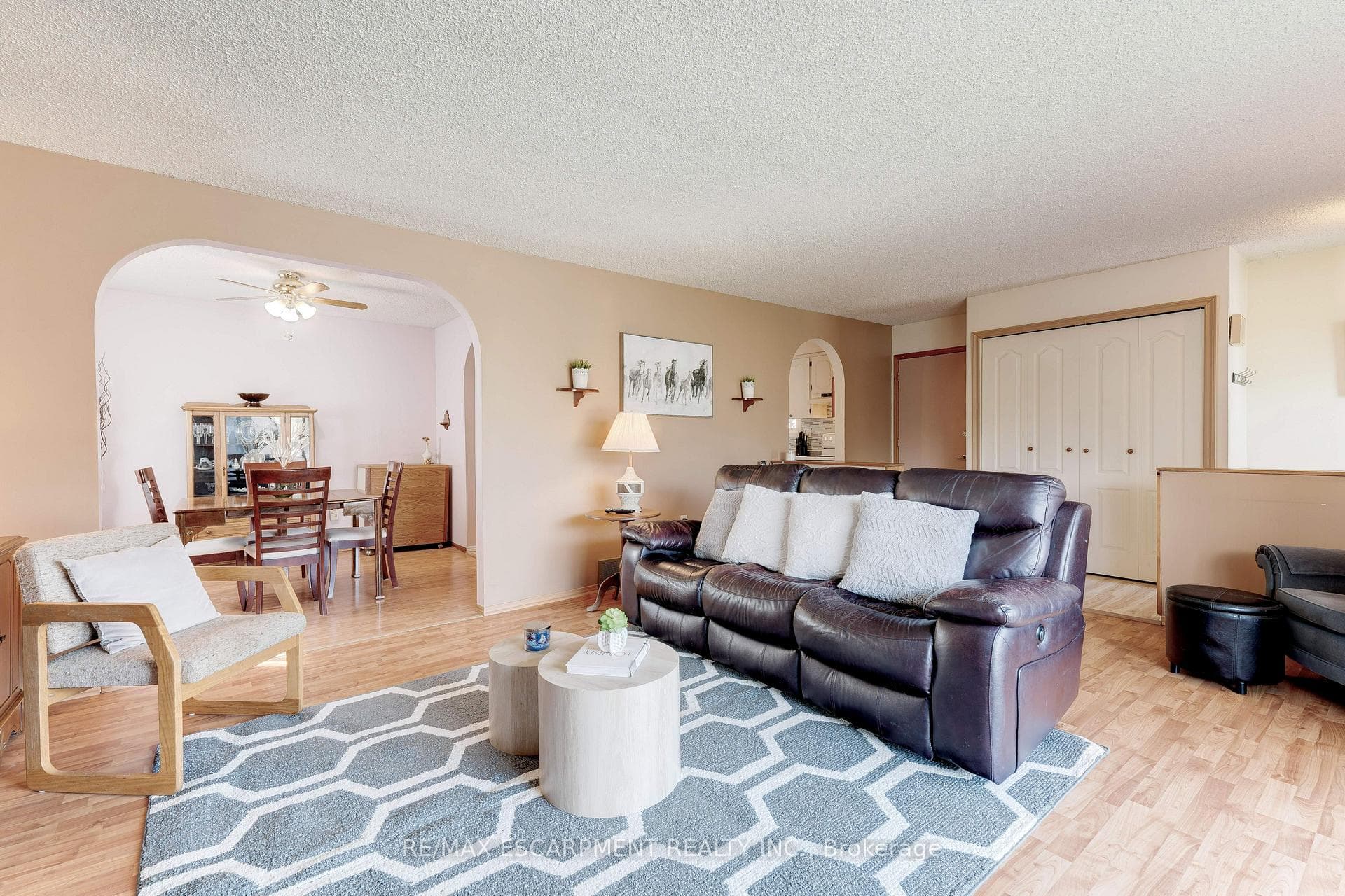 2358 Arnold Crescent photo 4