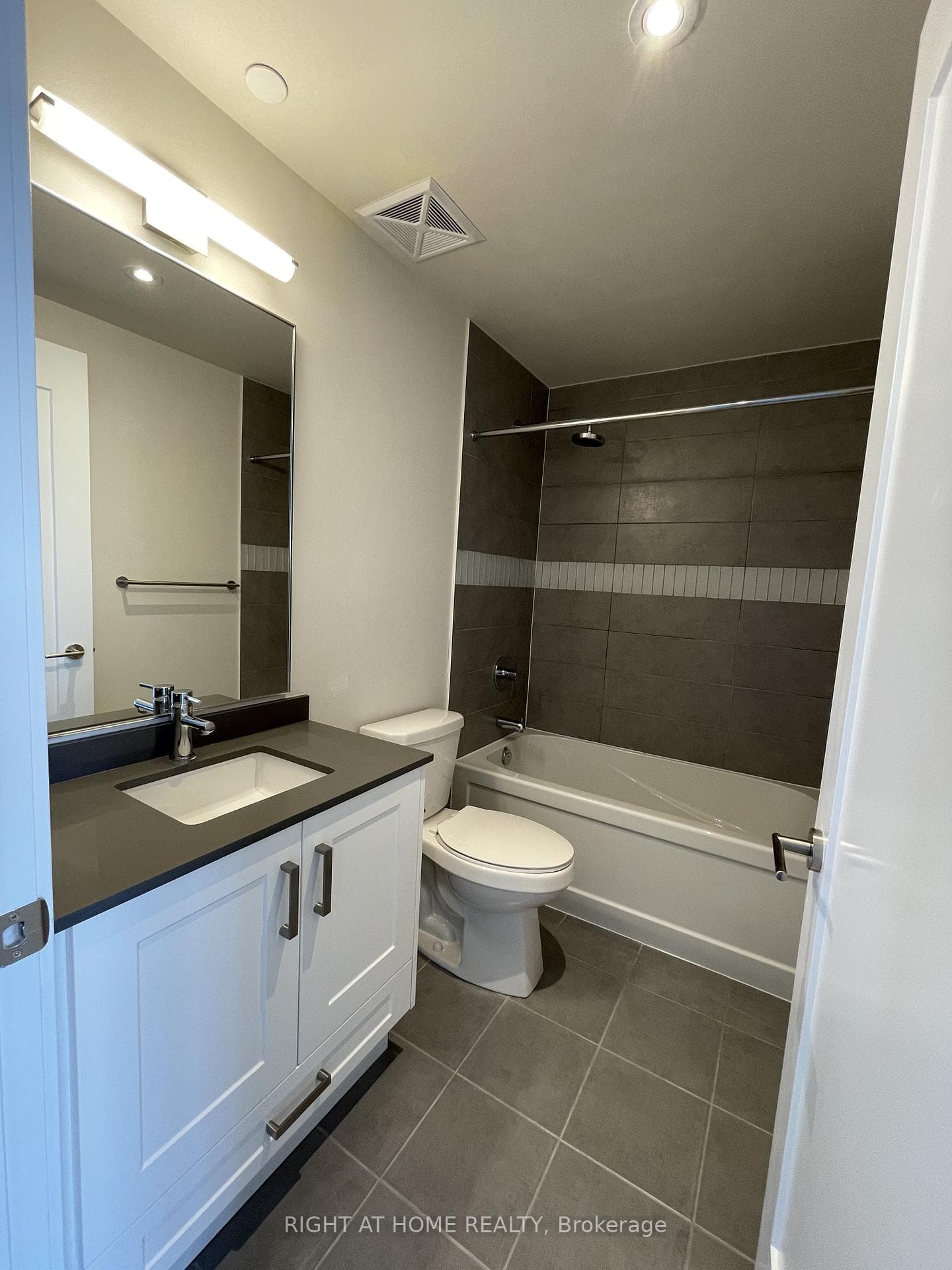 99 John Street Unit 806 photo 11