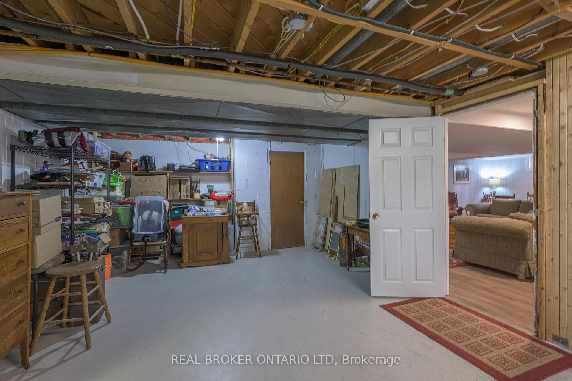589 Middlewoods Drive photo 32
