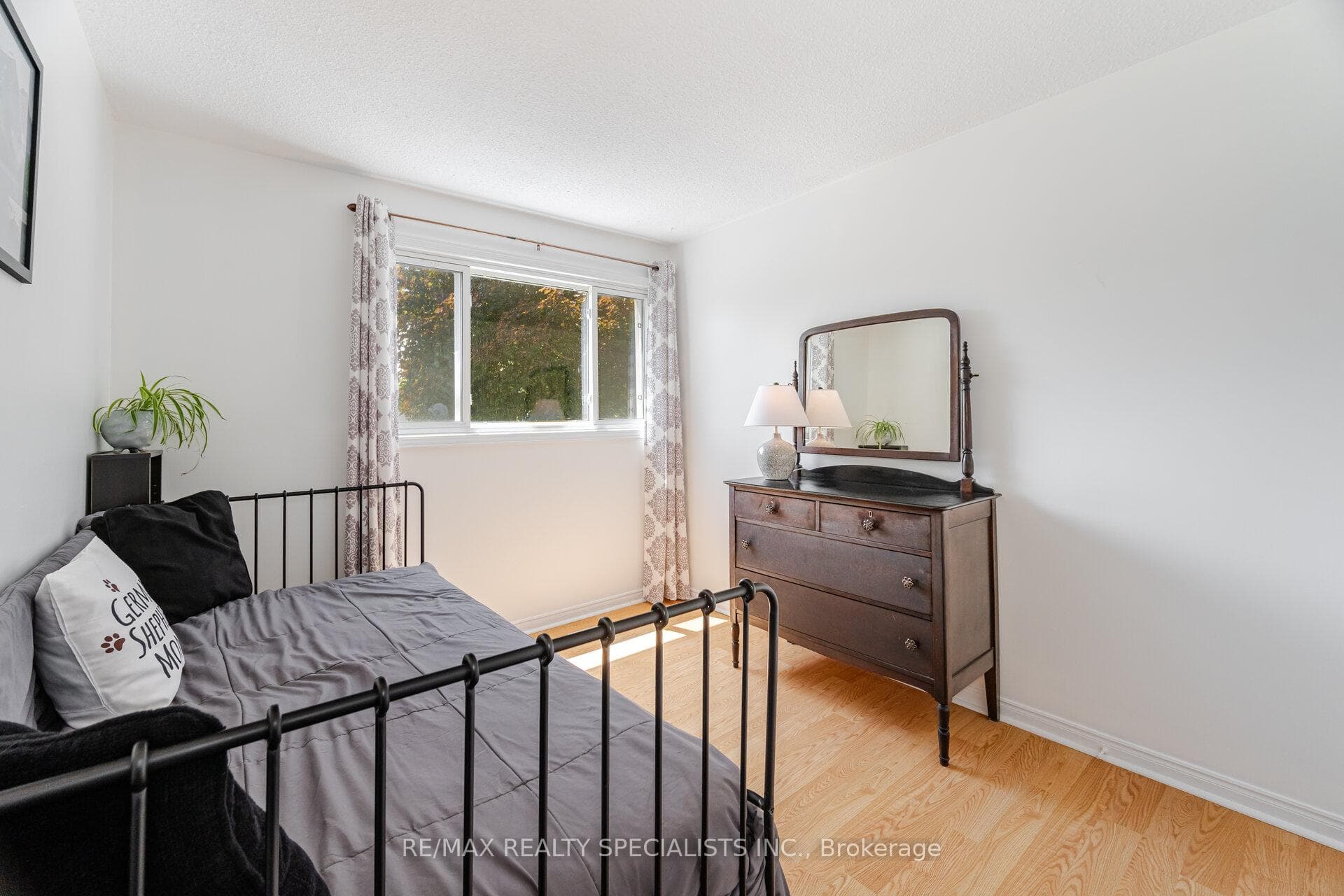325 Kingsview Drive photo 30