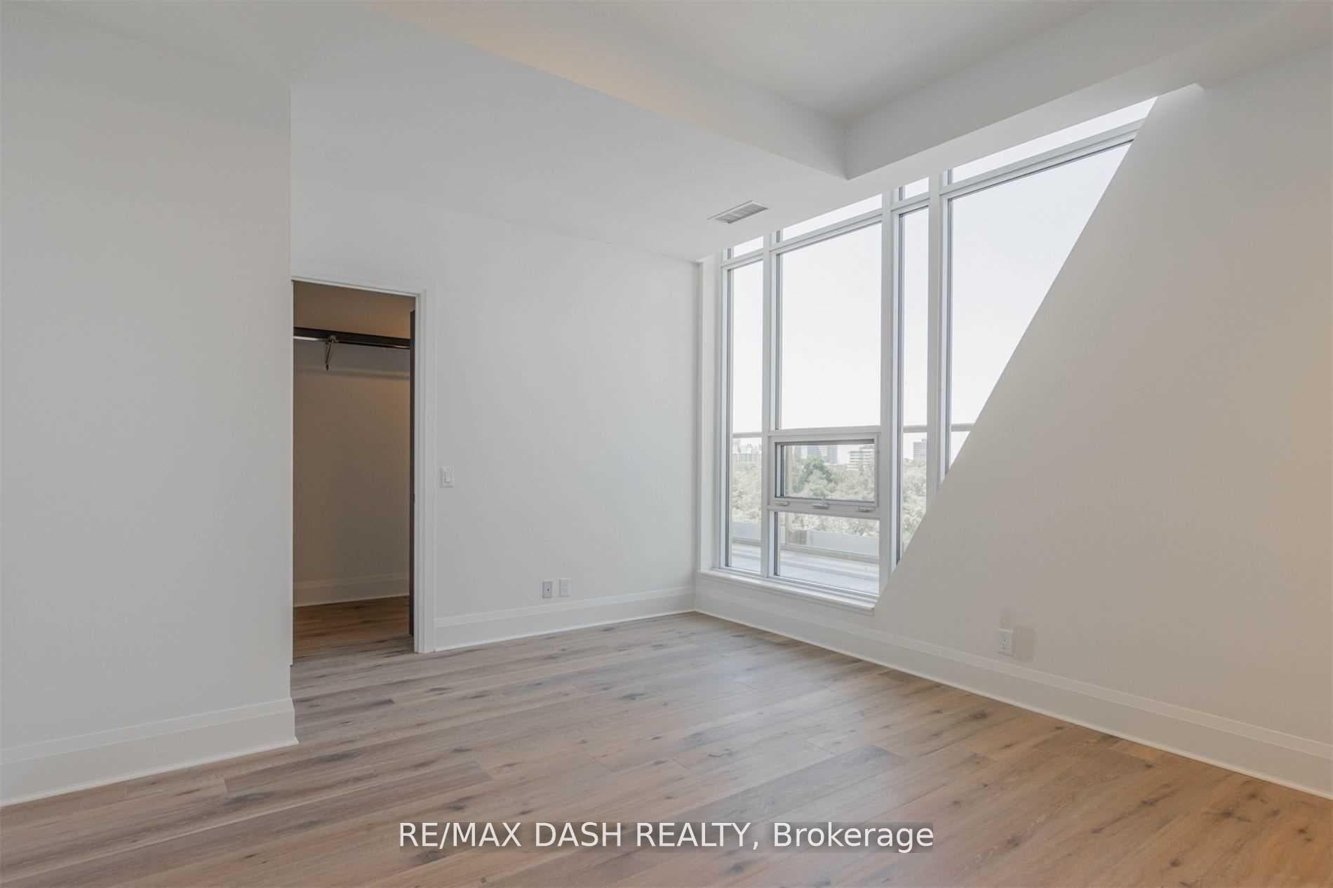 151 Avenue Road Unit 801 photo 10