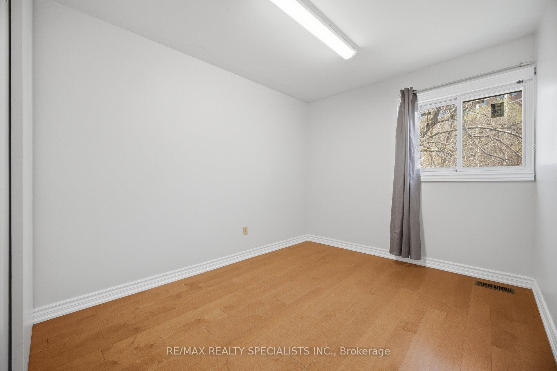 701 Burnhamthorpe Road Unit 106 photo 34