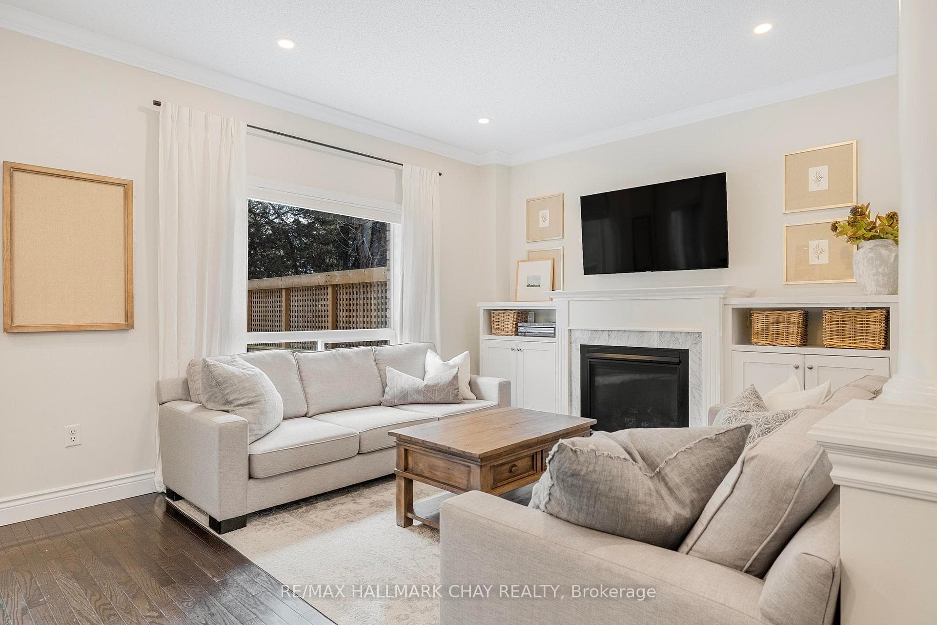 60 Versailles Crescent photo 8