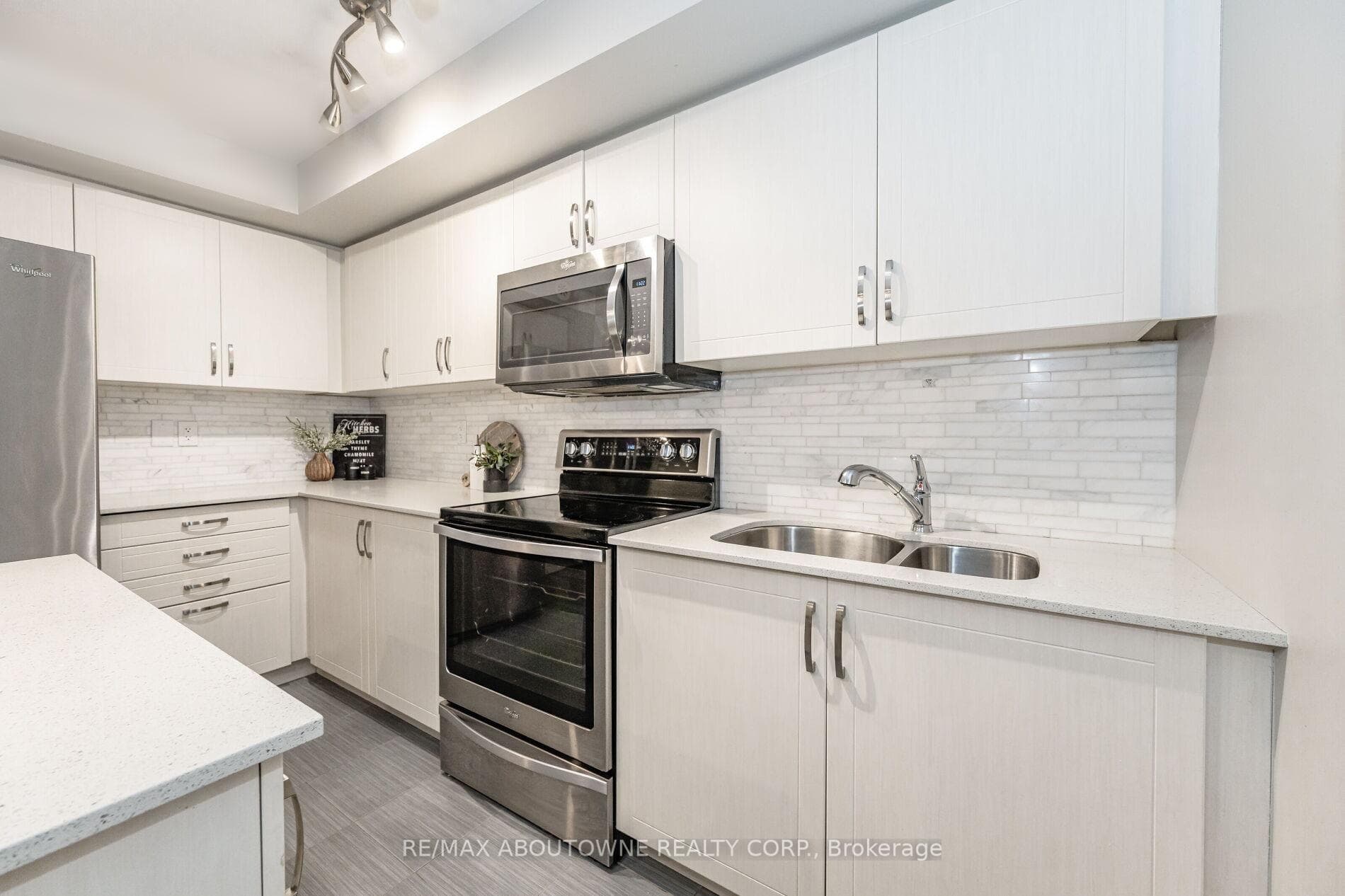 2420 Baronwood Drive Unit 4-01 photo 17