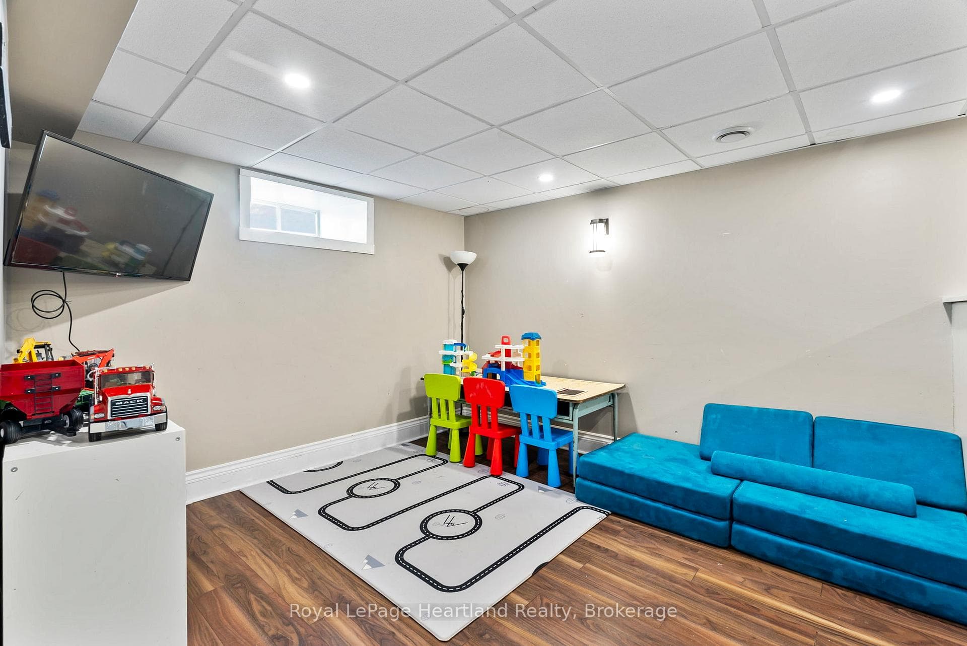 555 RAGLAN Street photo 29