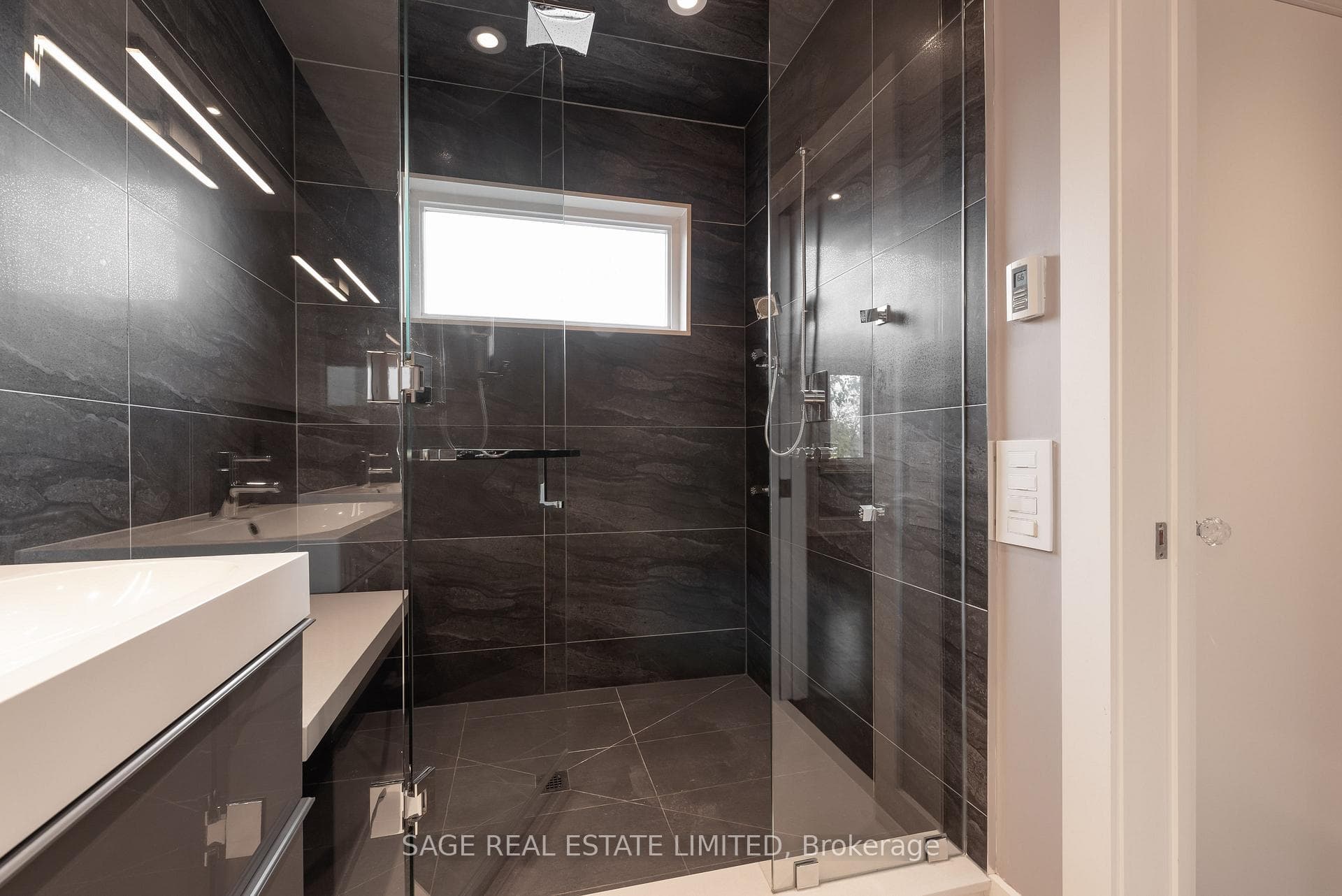 170 Silverthorn Avenue photo 28