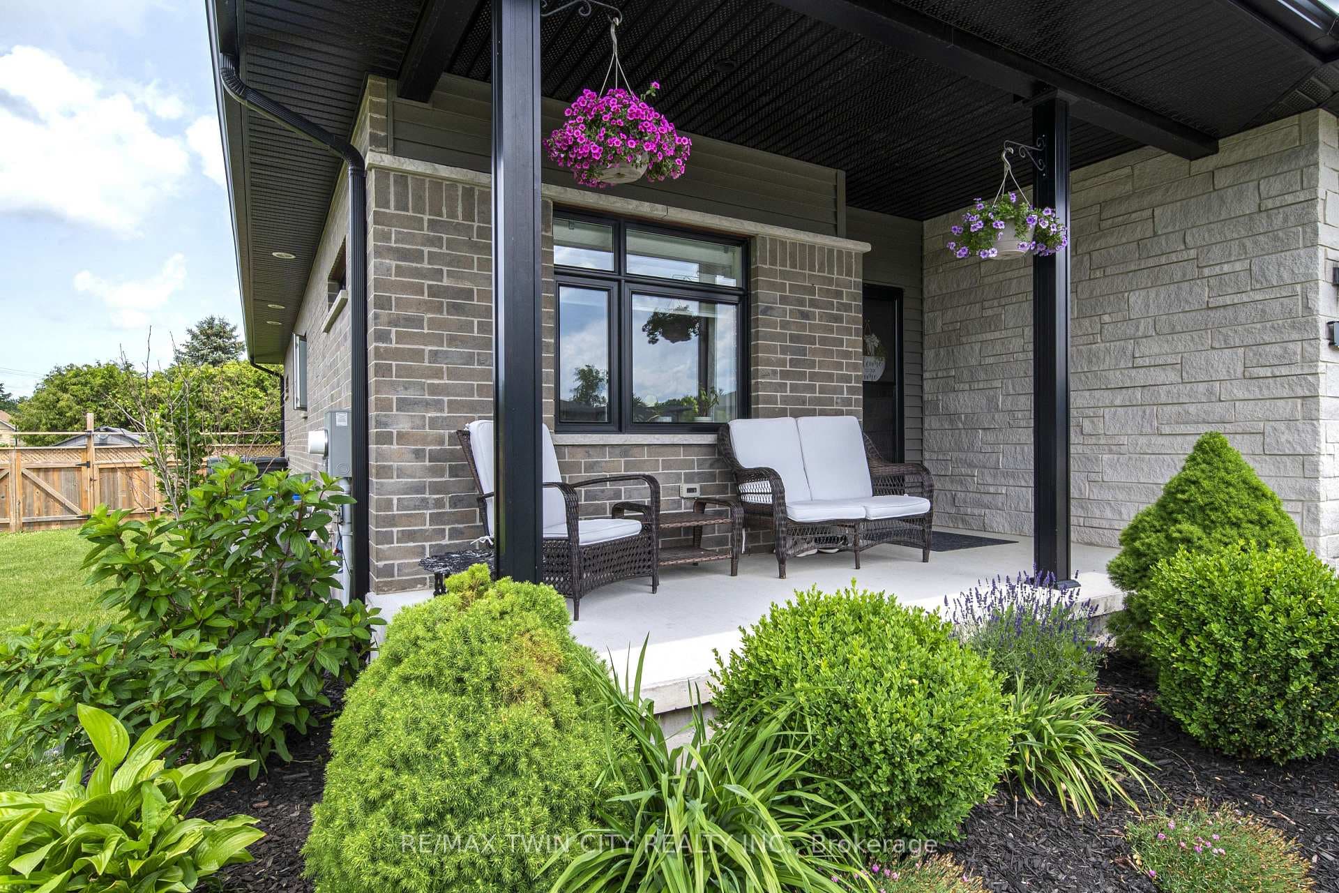 82 Rowe Avenue photo 3