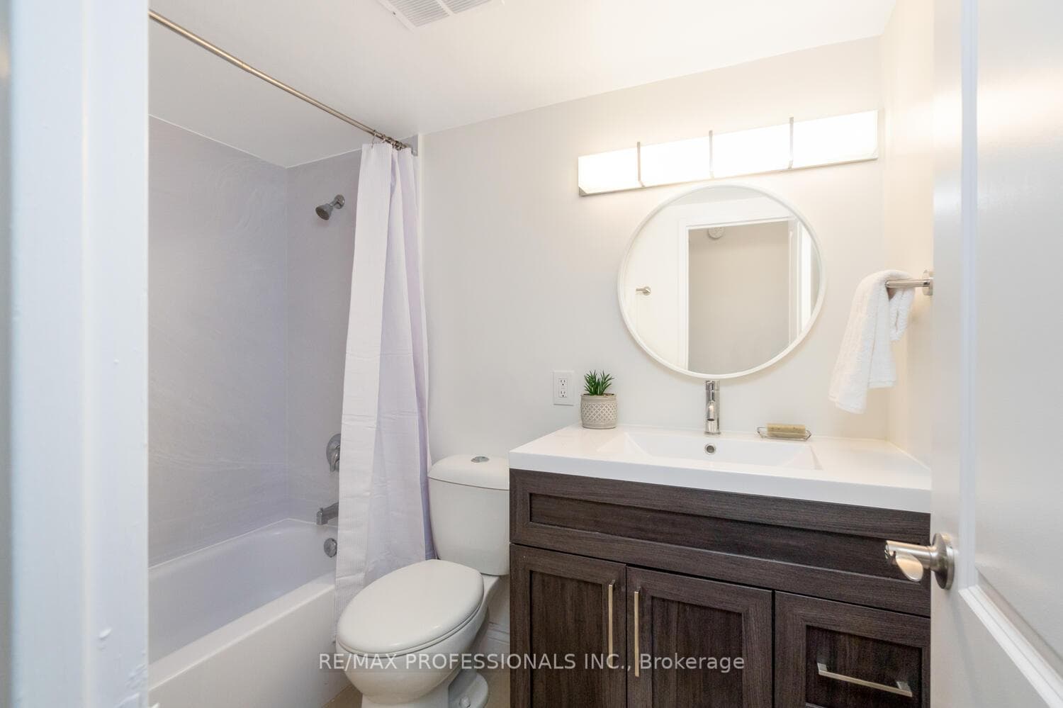 335 Lonsdale Road Unit 306 photo 17