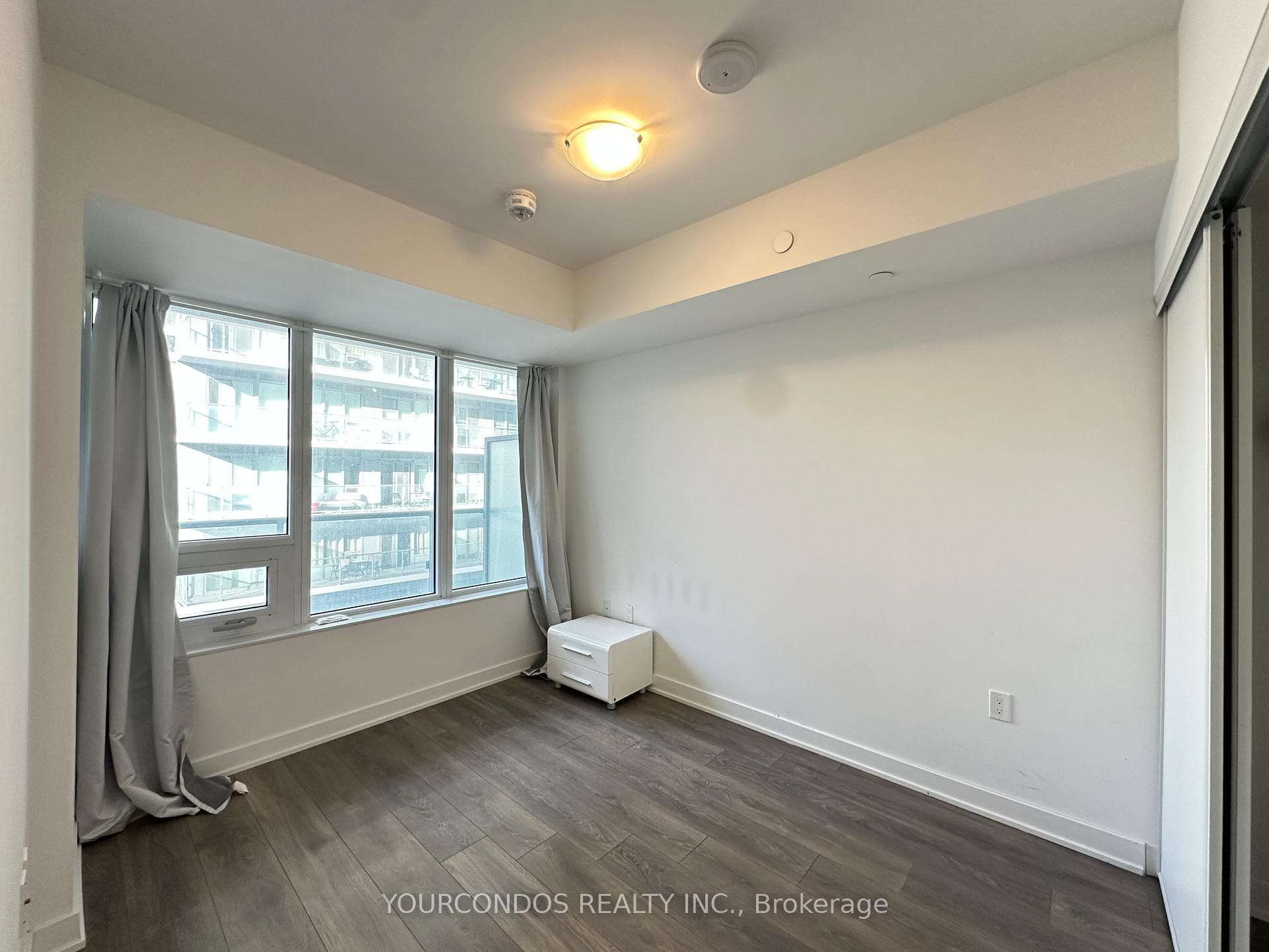 195 REDPATH Avenue Unit 813 photo 5