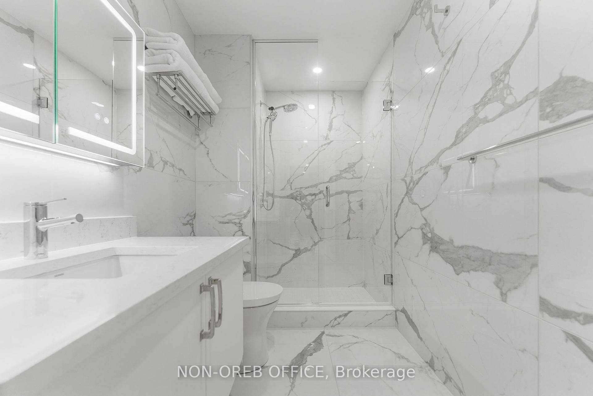 180 George Street Unit PH208 photo 33