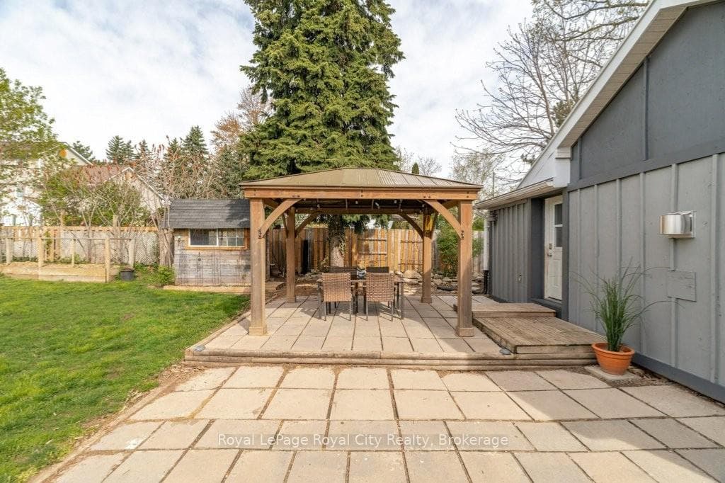 554 Woolwich Street photo 34