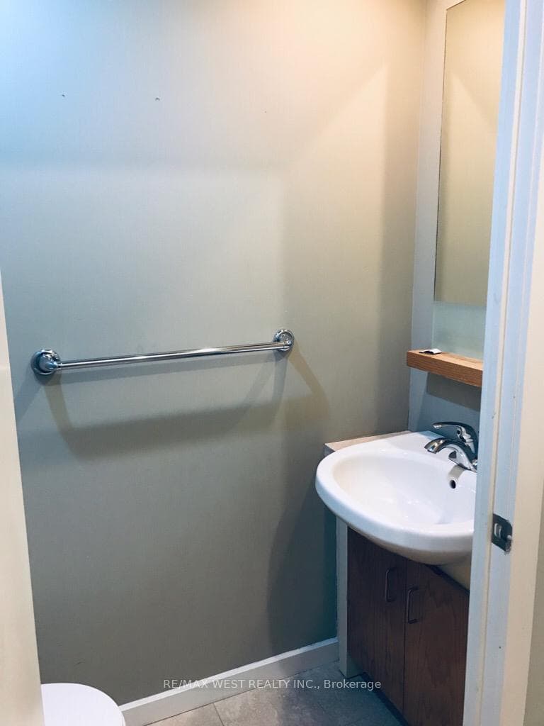 218 Queens Quay Unit 1510 photo 11