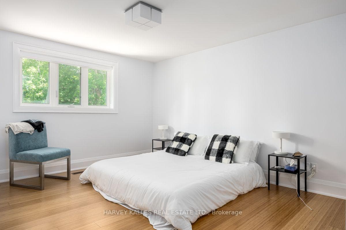 562 Bedford Park Avenue photo 23
