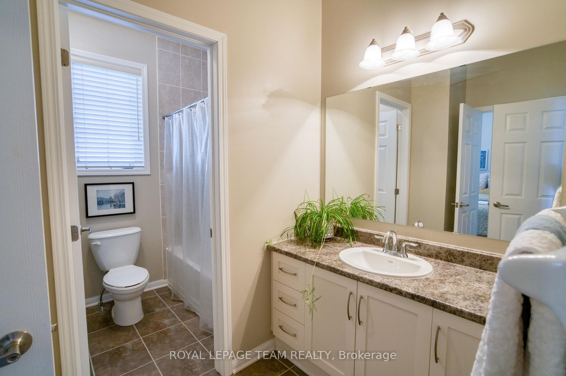Cheater ensuite from Bedroom #2