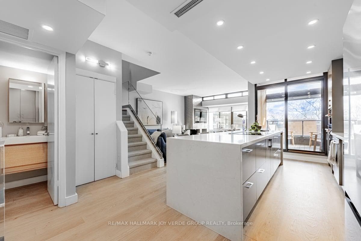 40 Oaklands Avenue Unit 335 photo 6