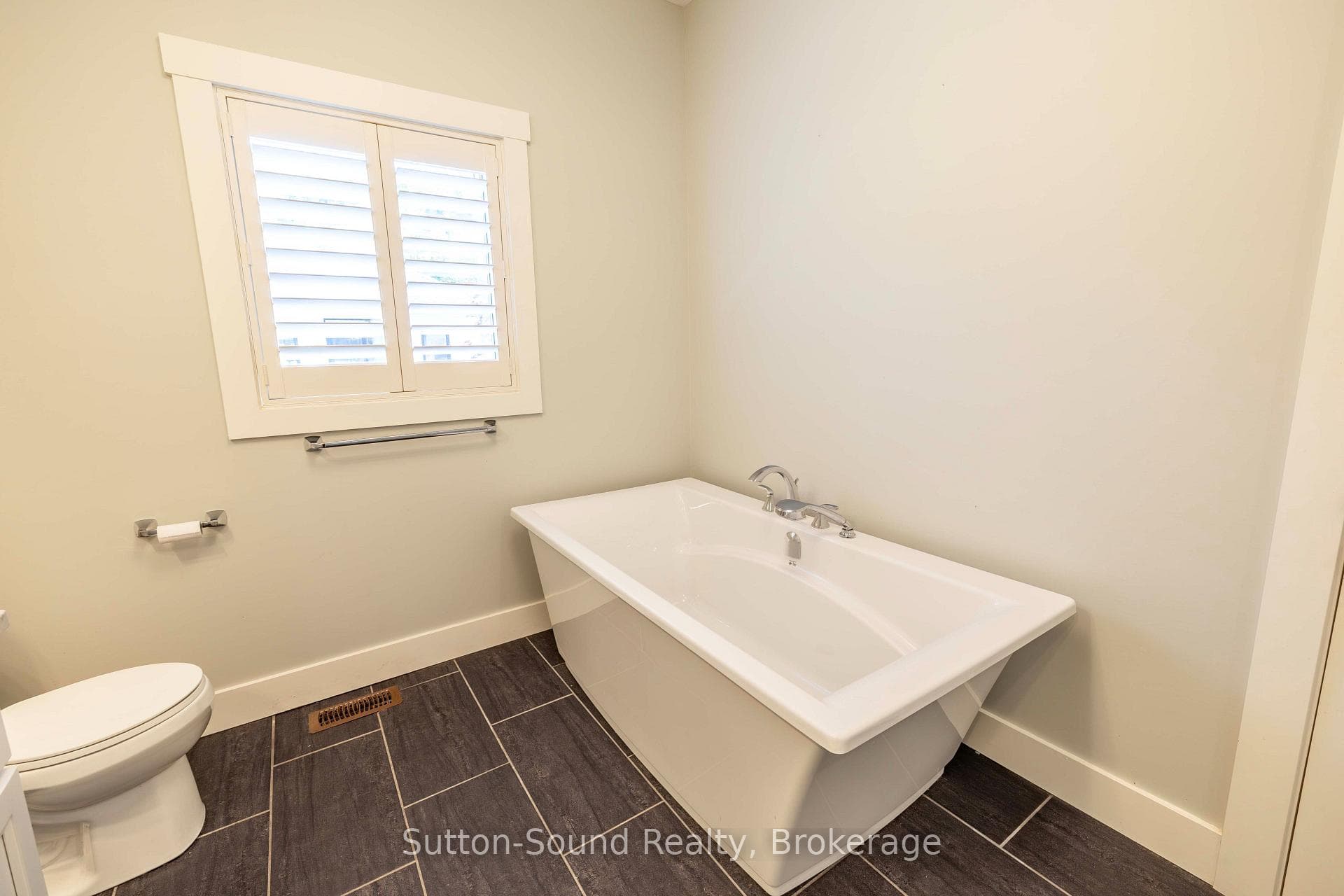 Large Soaker Tub - Ensuite