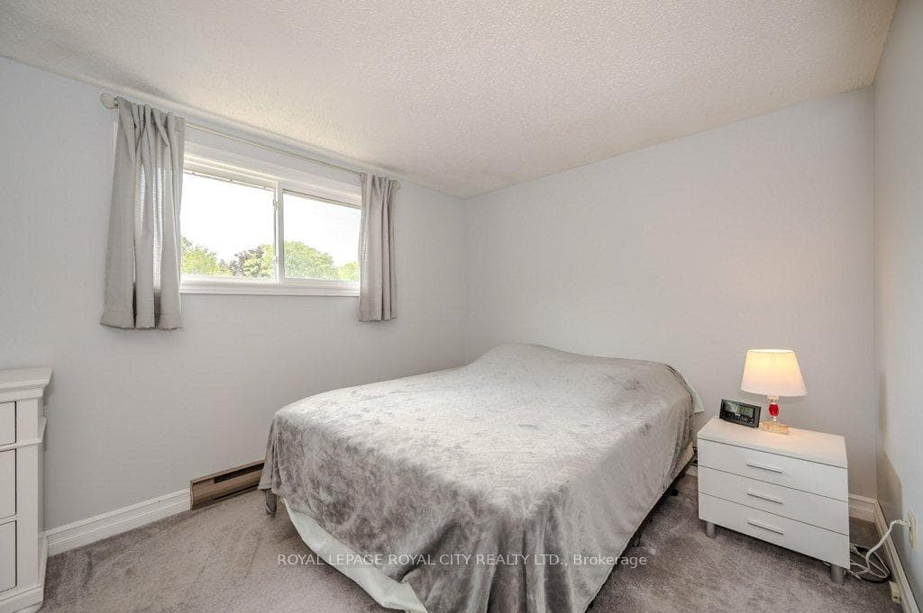 8 Upton Crescent photo 16
