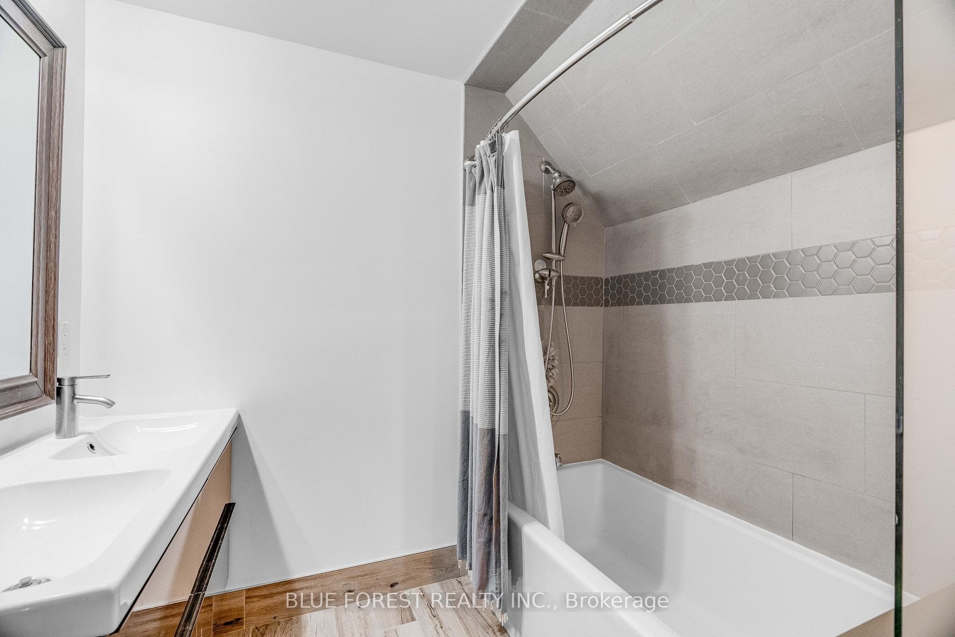 521 Upper Queen Street photo 23