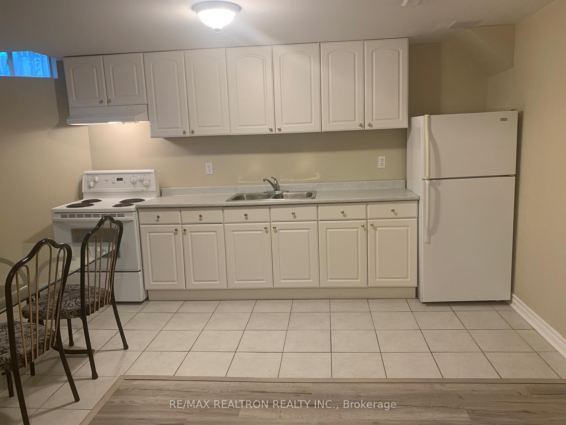 192 Silver Linden Drive Unit Lower photo 2