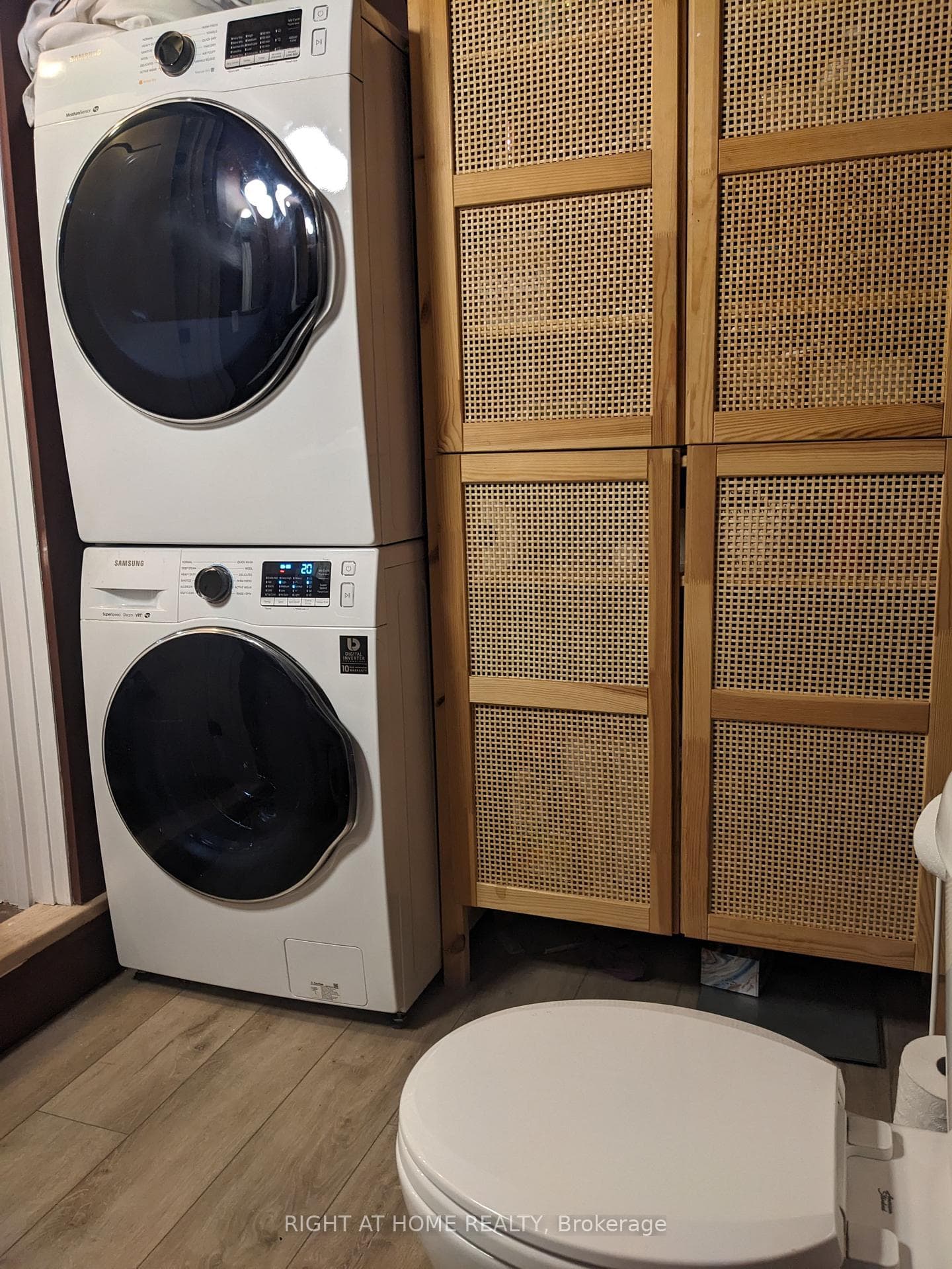 Convenient mainfloor laundry