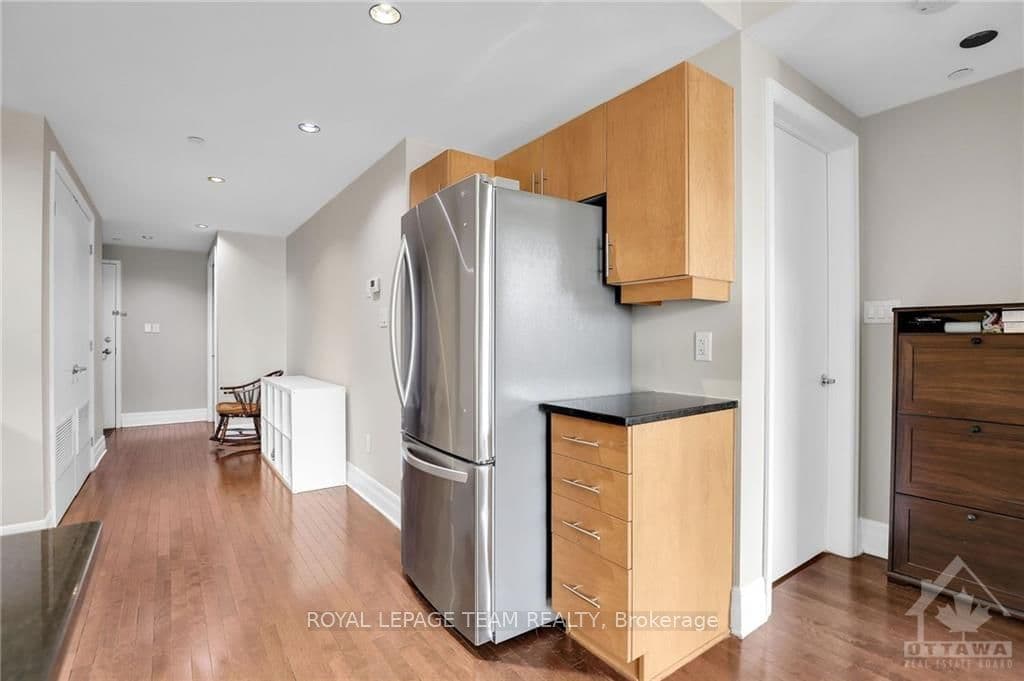 950 MARGUERITE Avenue Unit 210 photo 22