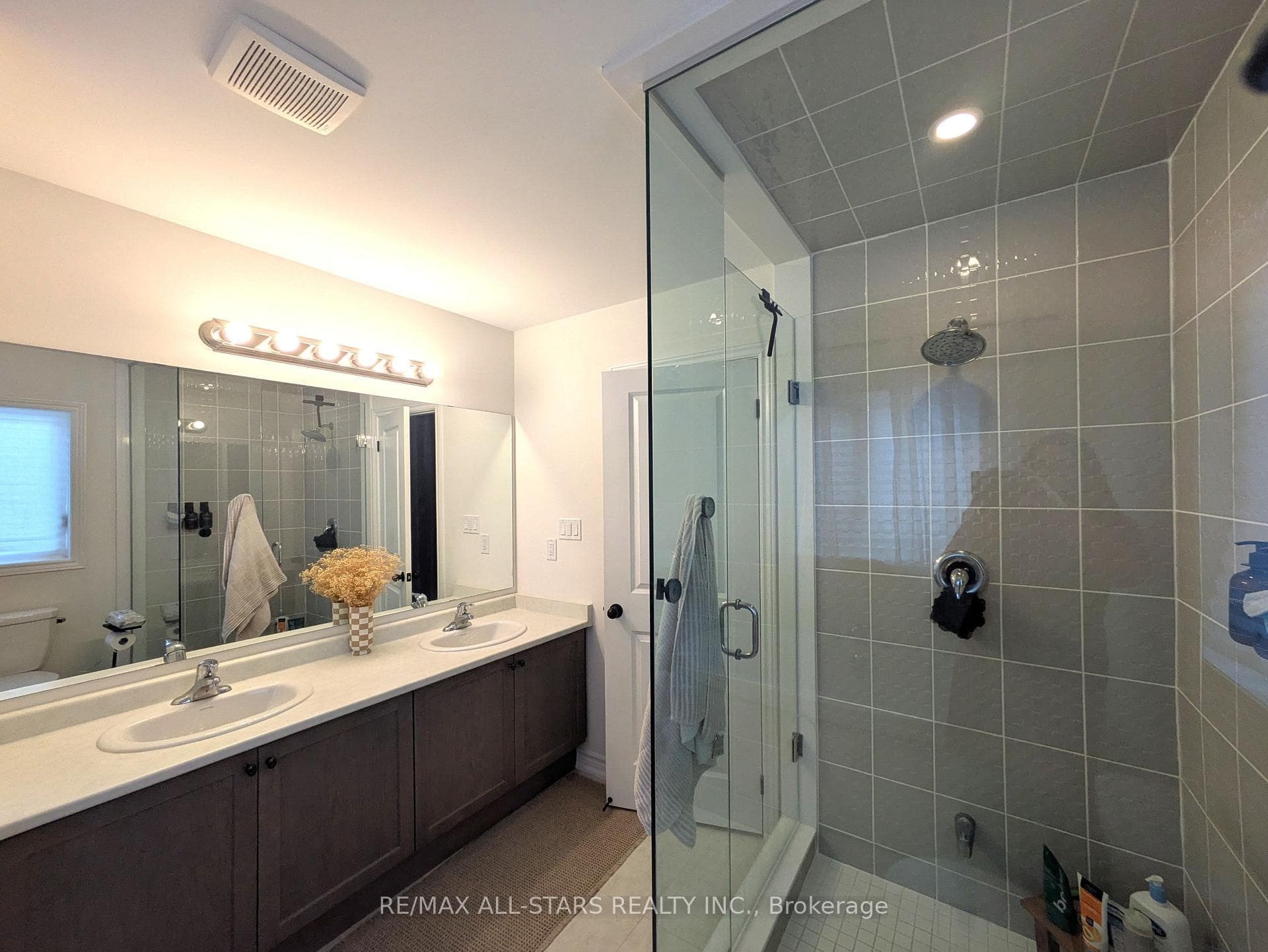 22 Hennessey Crescent photo 14