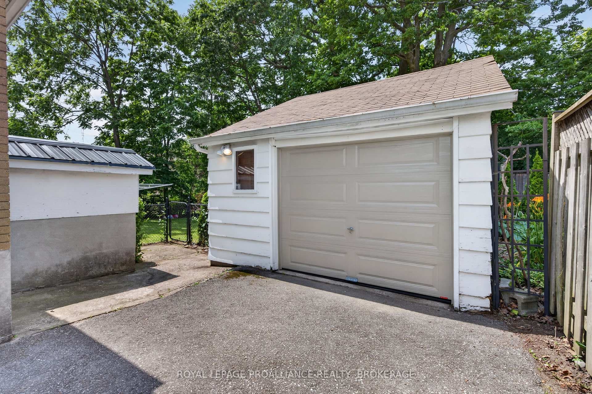 288 Yonge Street photo 35