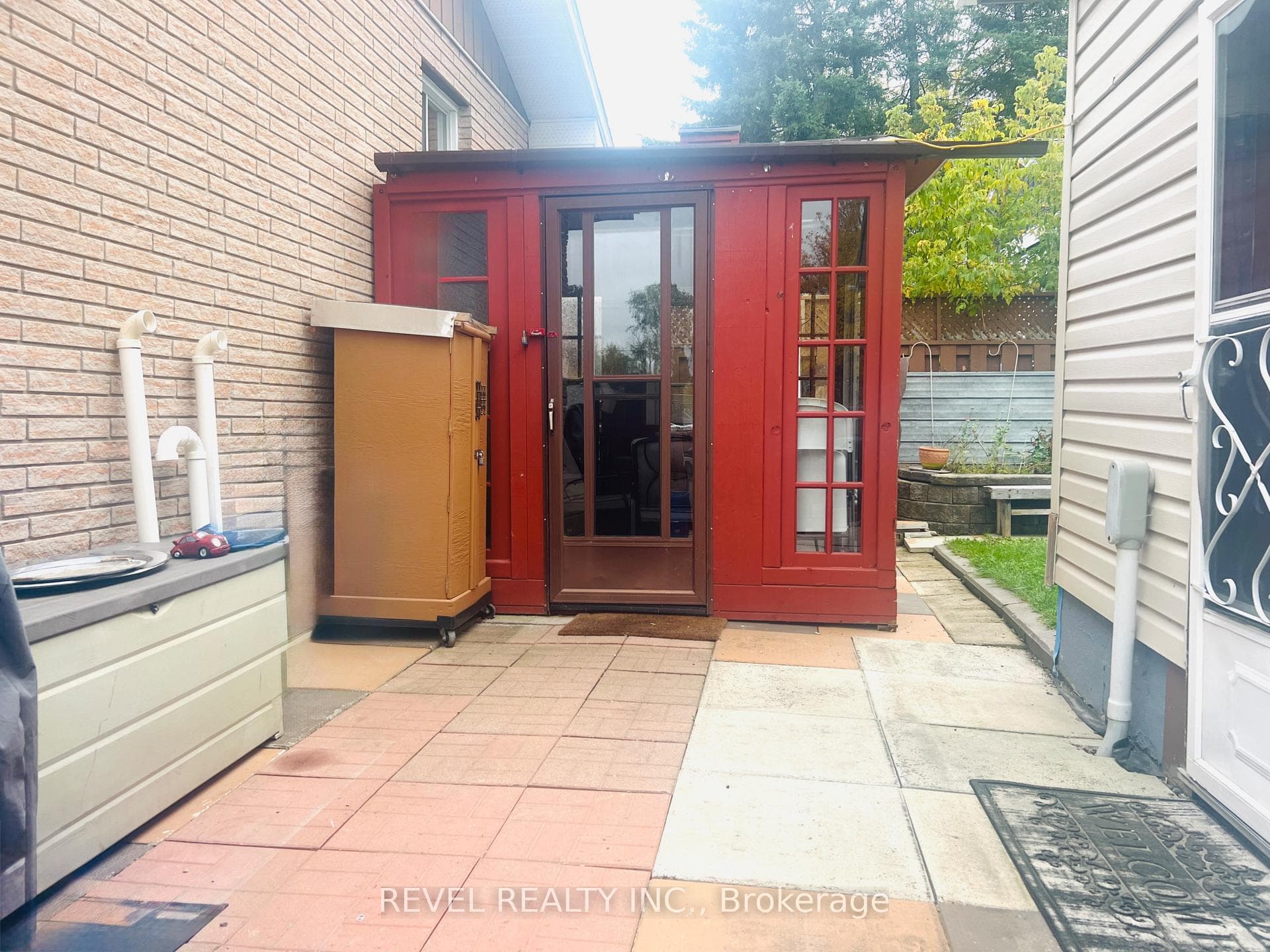 136 Allan Street photo 25