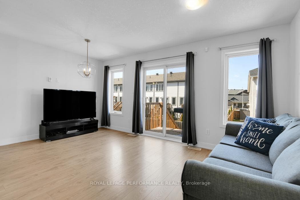 30 WHITCOMB Crescent photo 6