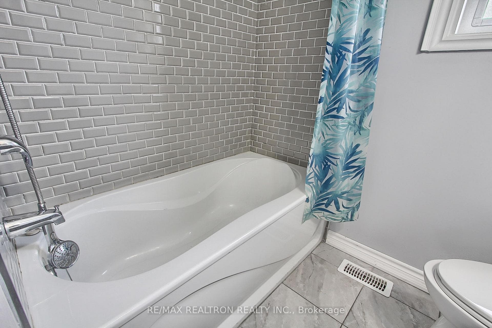 407 Marybay Crescent photo 25
