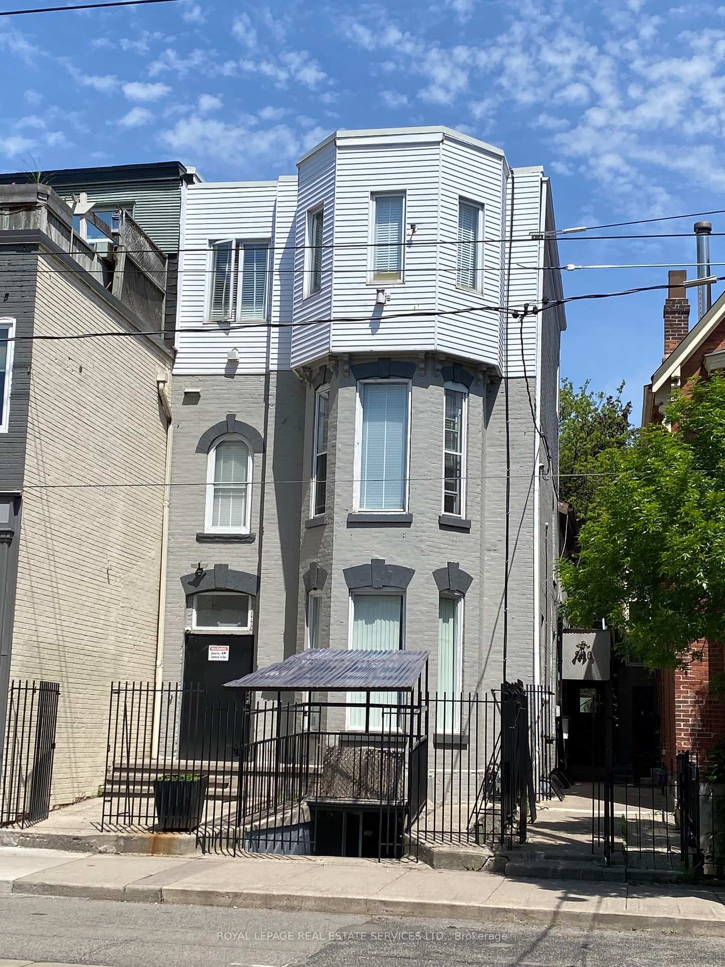 206 Carlton Street Unit 203 photo 2
