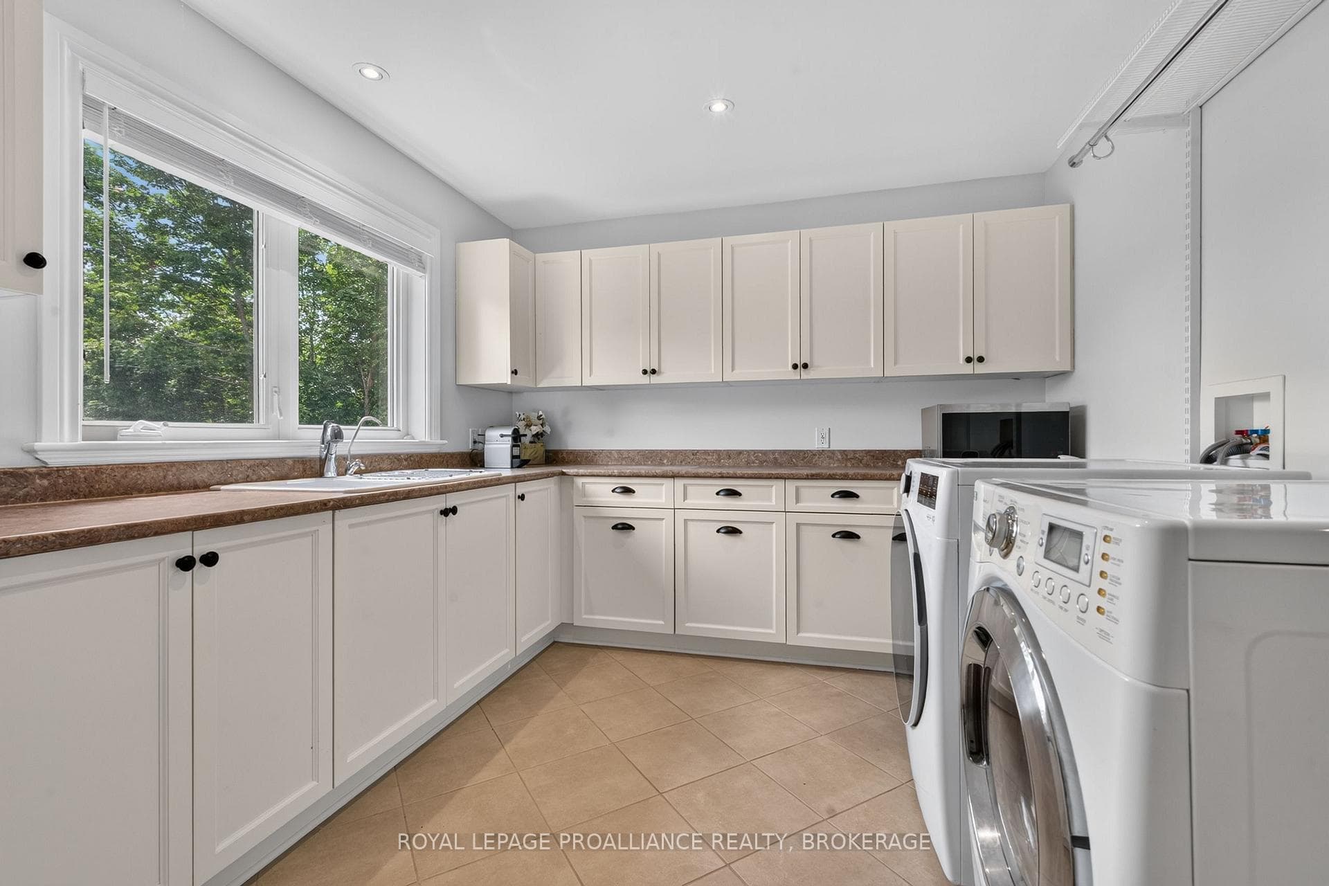 589 FIELDSTONE Drive photo 25