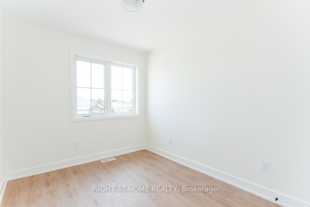 75 WHITCOMB Crescent photo 26