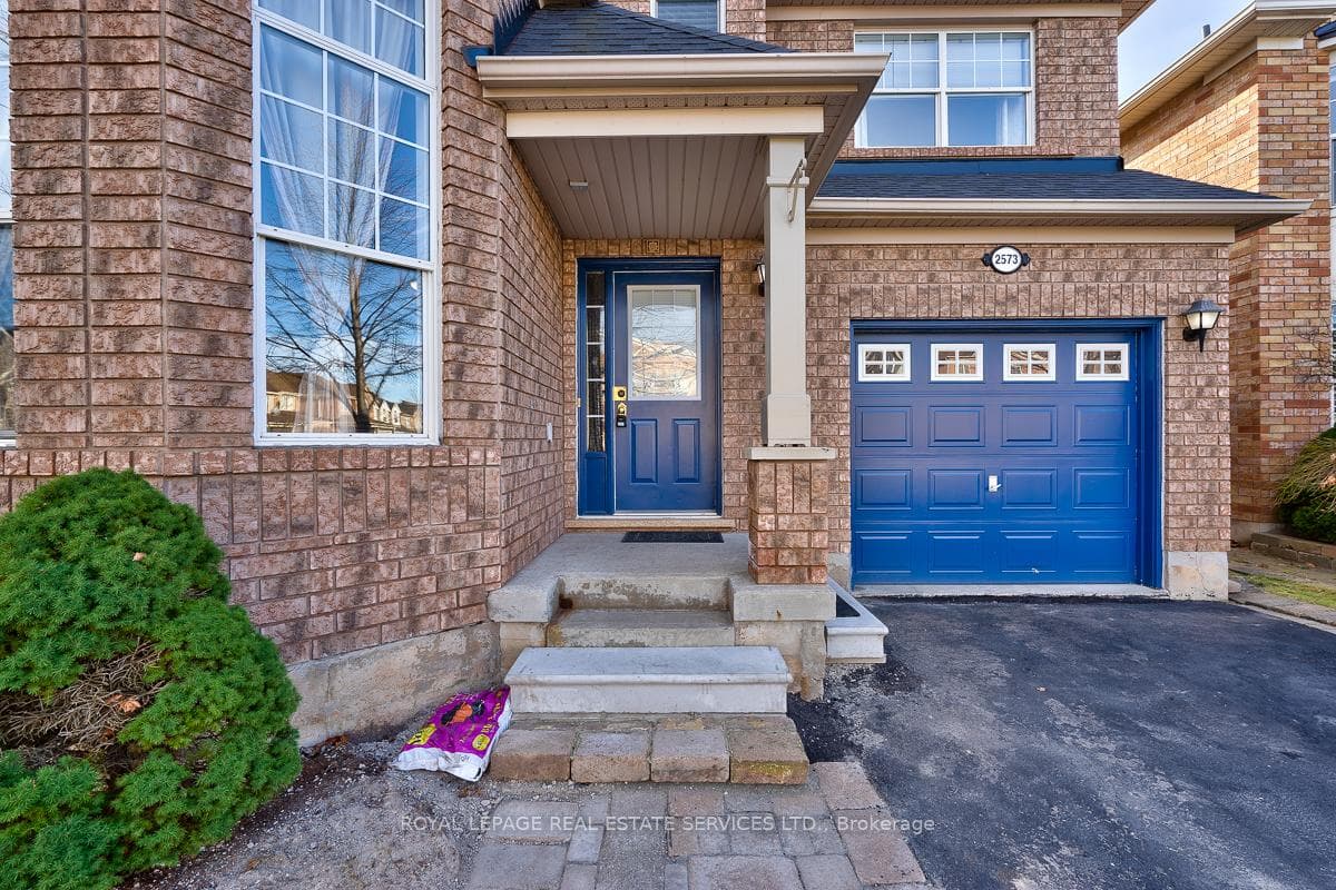 2573 Falkland Crescent photo 2