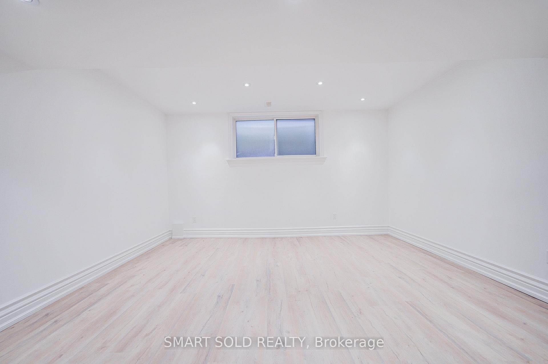201 Burnhamthorpe Road photo 45