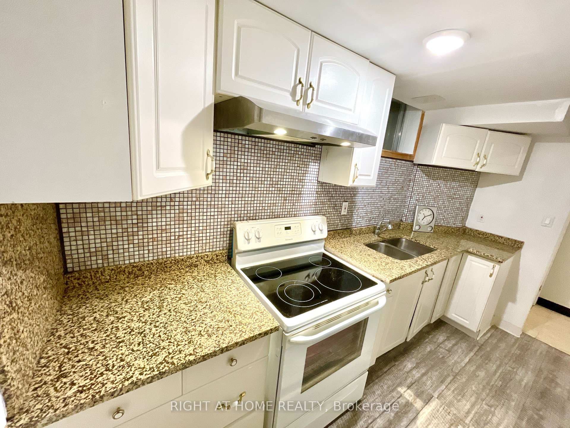 941 Victoria Street photo 32