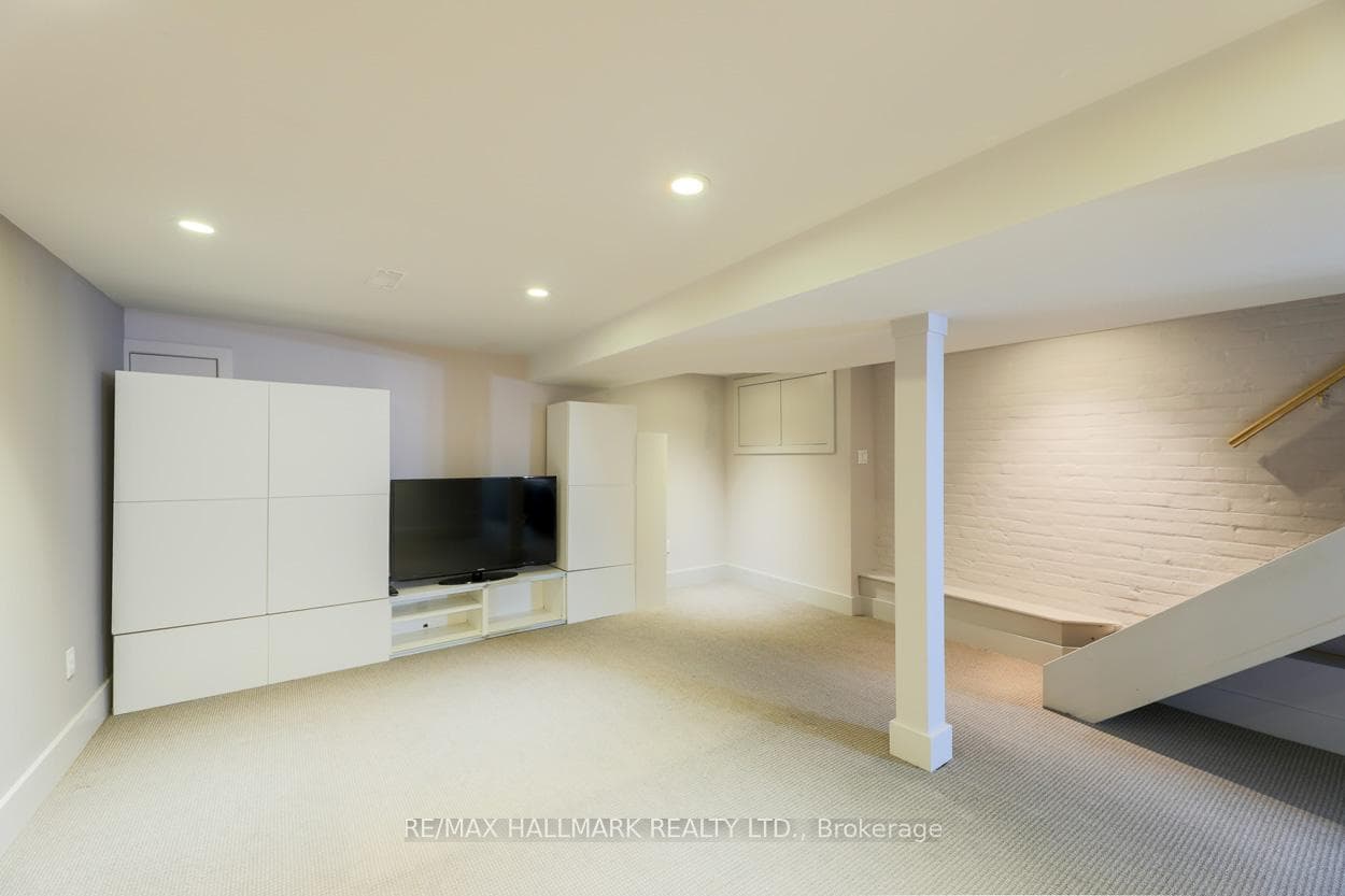 239 Bain Avenue photo 23