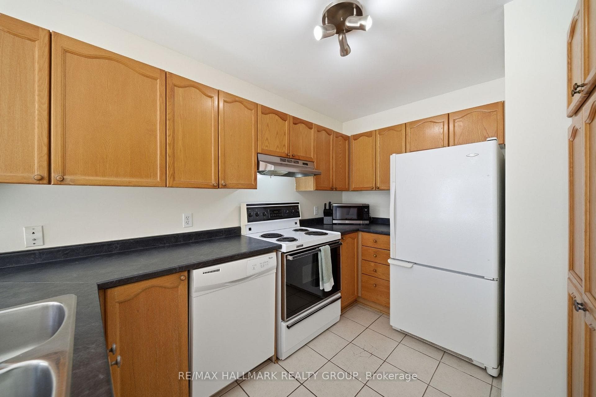 902 Paradise Crescent photo 12
