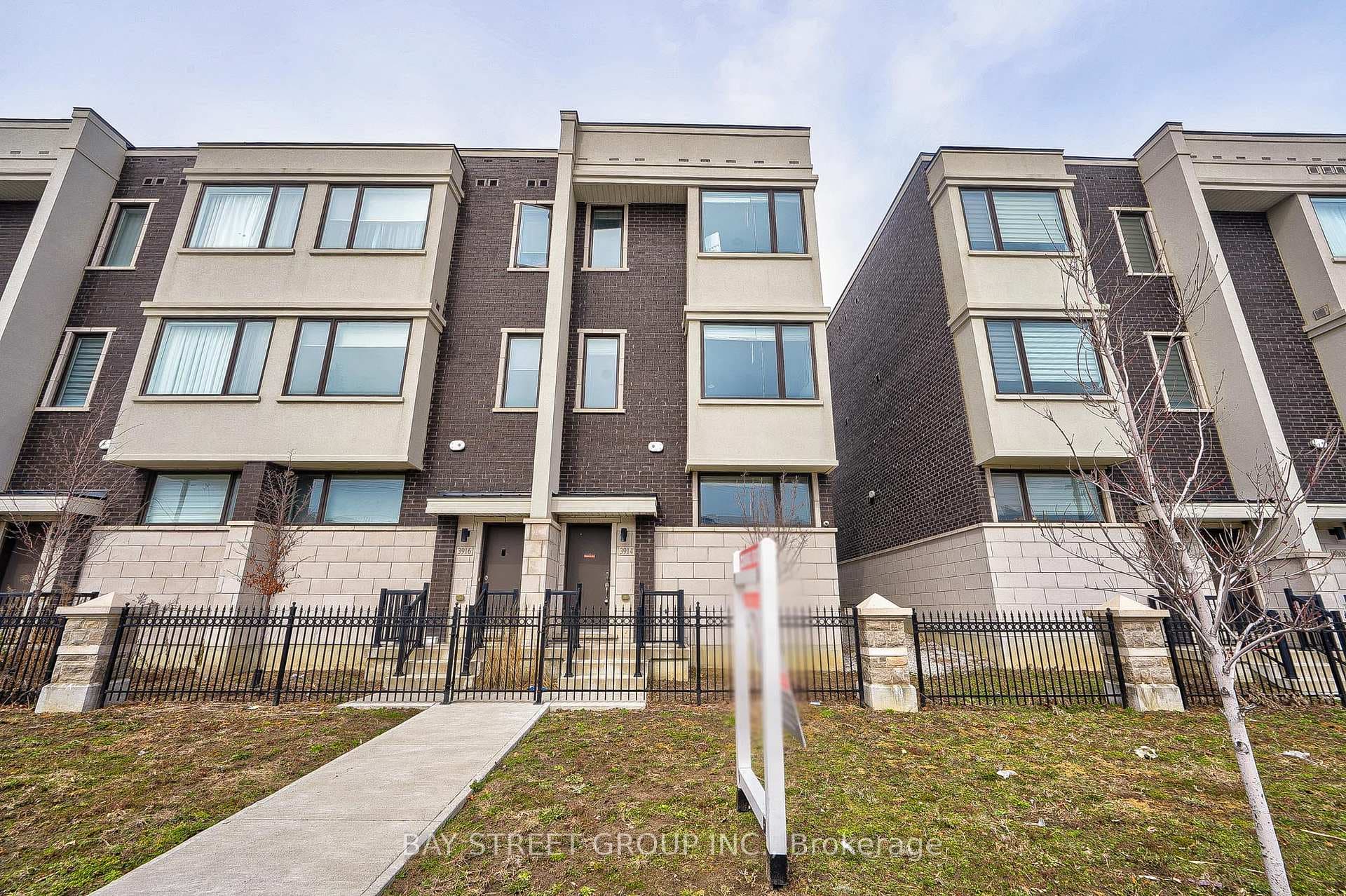 3914 Major Mackenzie Drive photo 1