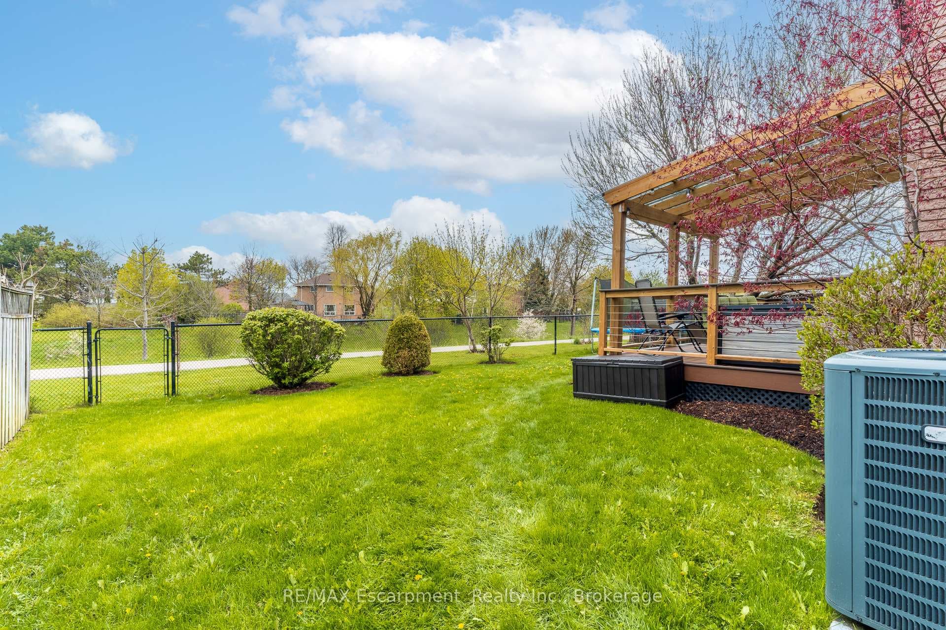98 Glenhollow Drive photo 45